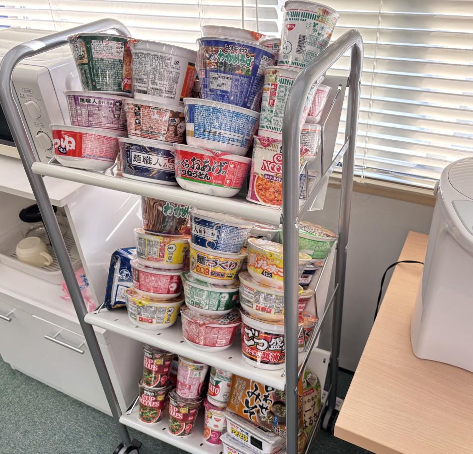 カップ麺、お菓子など自由に食べてOKのFreeスペース。福利厚生の一環として設置。