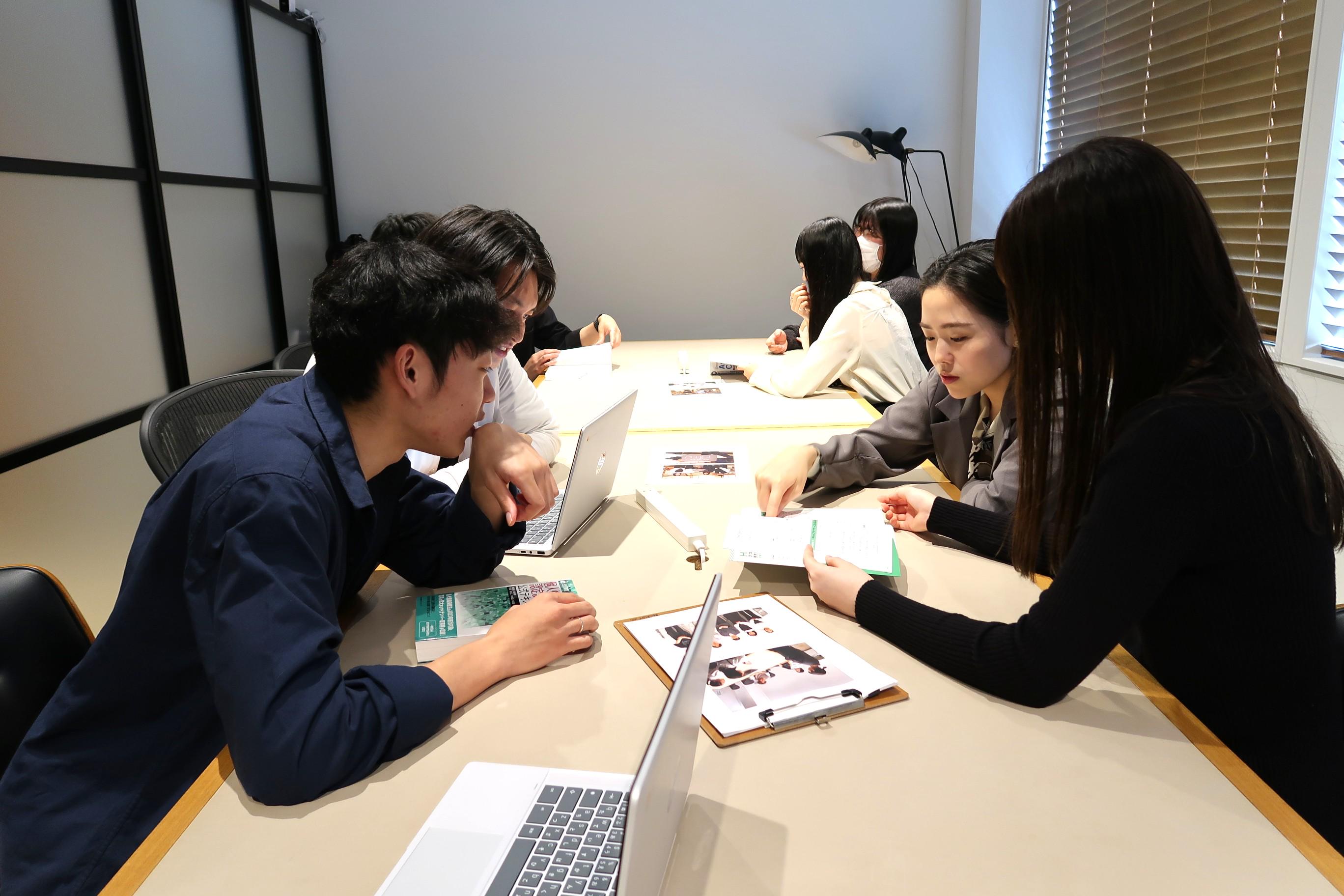 様々な職種のメンバーと一緒に仕事ができるので、日々多くの刺激を感じられるのがフォークで働く魅力の一つ。