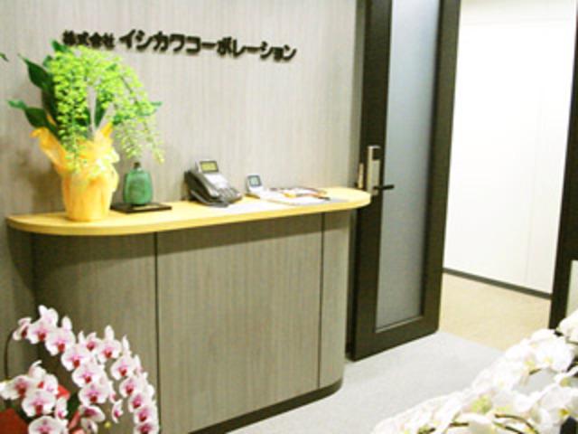 面接の際は、まずこちらへお越しください。IT関連の業績好調に伴い、オフィスの移転拡大も果たしました。