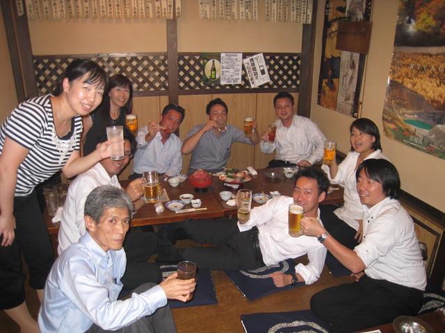 送別会や歓迎会など、ほぼみんなが出席して親交を深めます。