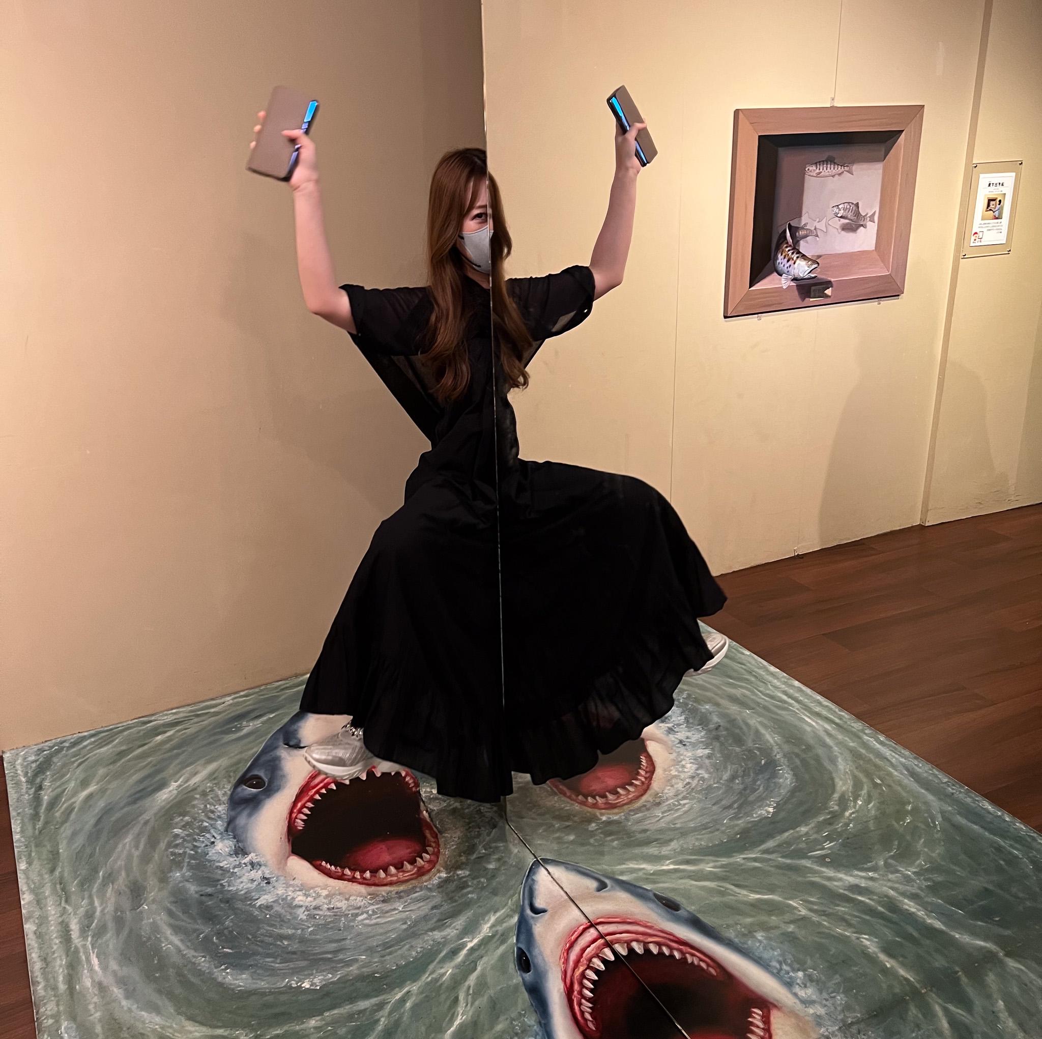 年２回のイベントは社員が企画しています。これはトリックアート展に行ったときの写真です。