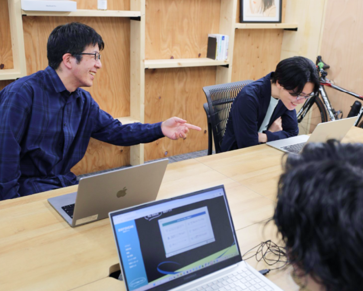 エンジニア・デザイナーが気持ちよく仕事ができる環境です。より良い環境をみんなで意見を出し合いながら構築しています。各個人のライフスタイルを最大限尊重しながら、チームとしての最大のパフォーマンスが発揮することを追求しています。