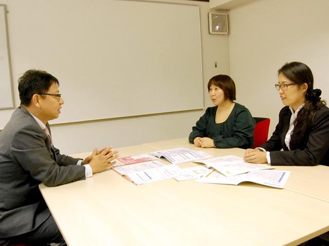 ミーティング風景。経営者との距離も近く、チームワークが重要となる。
社員同士での情報交換も多いという。