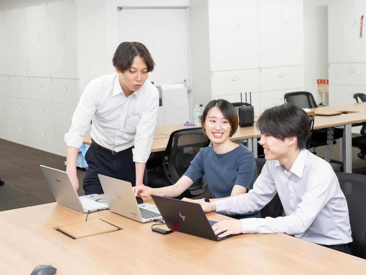 創業以来40年超にわたり、顧客ニーズに応じて柔軟に事業を拡大してきた。営業と技術が連携する体制や、社員の提案を商品化する風土も強みである。