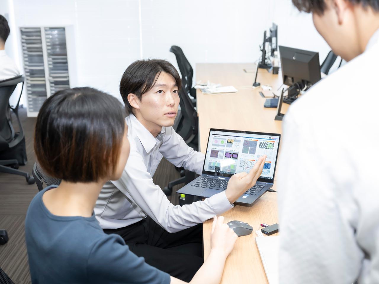 SI部門は文教と民需に分かれ、前者は教育機関・自治体、後者は民間企業を主な対象とする。これらを支えるのがテクニカルソリューション部とシステム部で、ネットワーク構築から自社開発に至るまで幅広く担う。