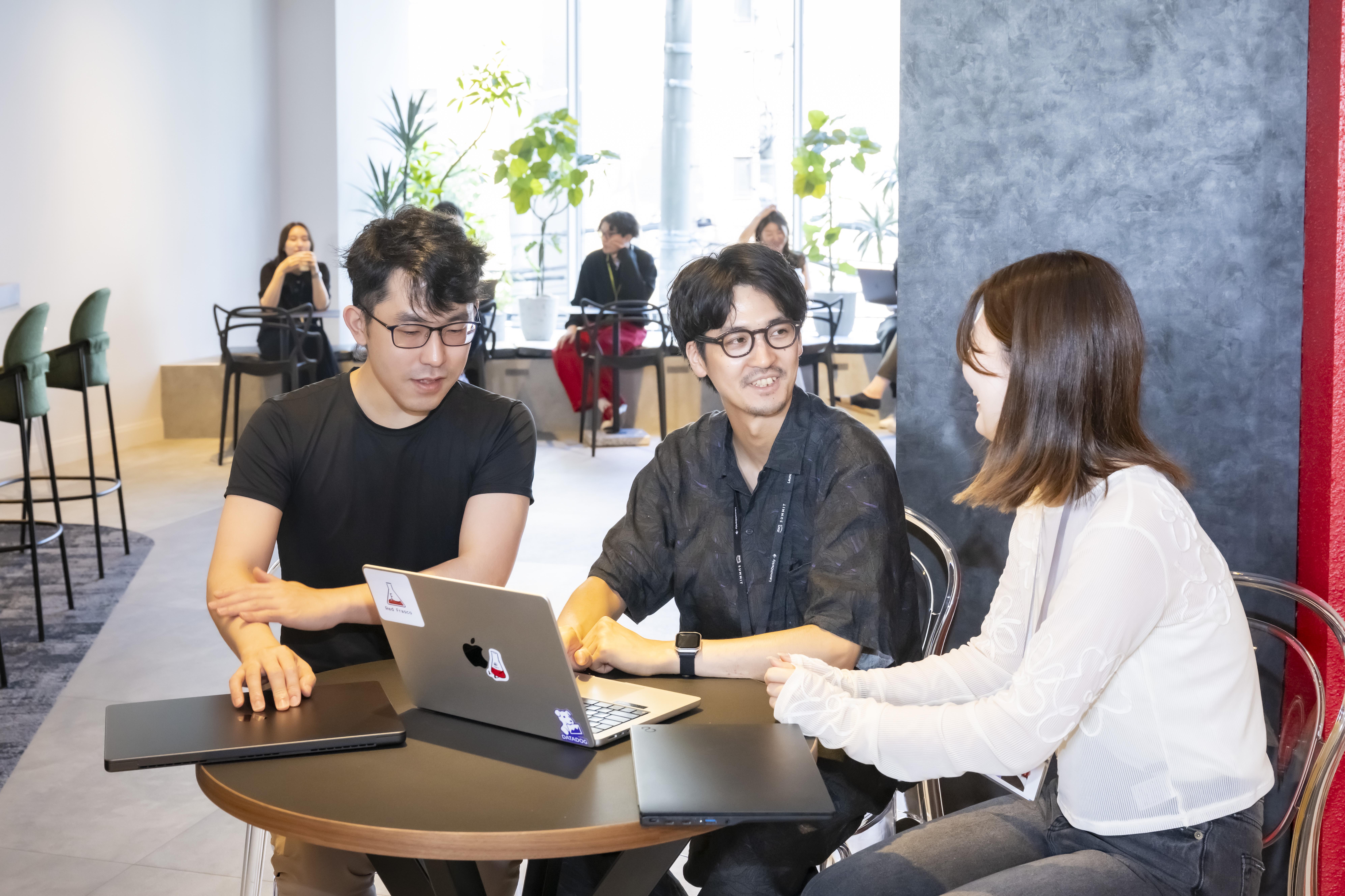 部長や課長といった役職は置かない方針で、メンバー間の関係性は極めてフラット。互いのプロフェッショナリズムを尊重することにも繋がる。副業もOKだ。