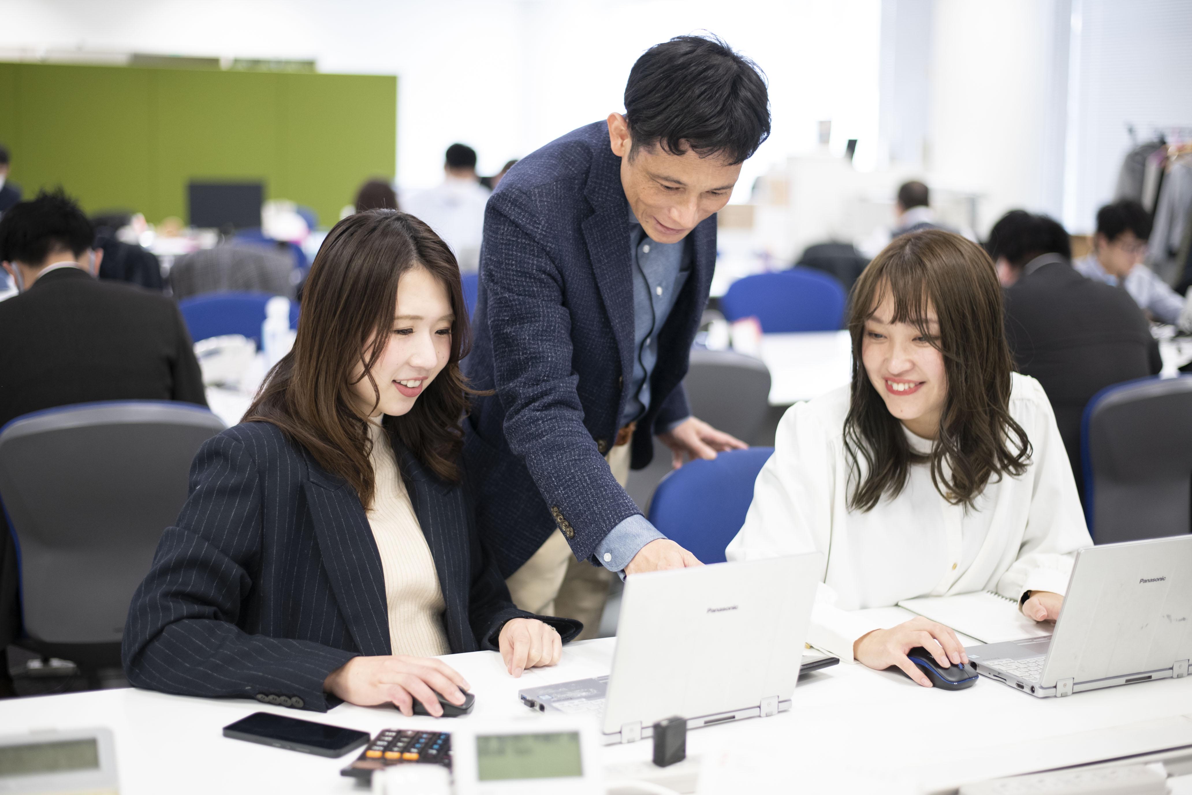 社員同士の仲が良く、風通しが良いことも同社の特徴の一つ。オフィスの雰囲気も明るく、働きやすい環境だ。