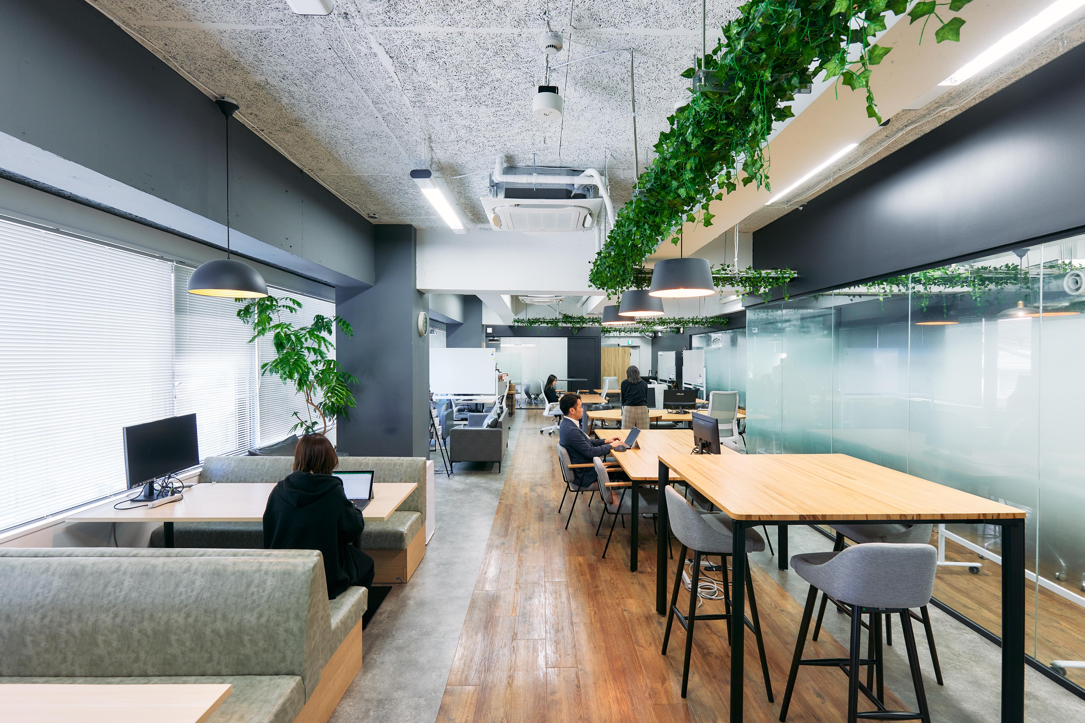 事業内容：コンサルティング事業、自社プロダクト事業、HR事業、研修事業