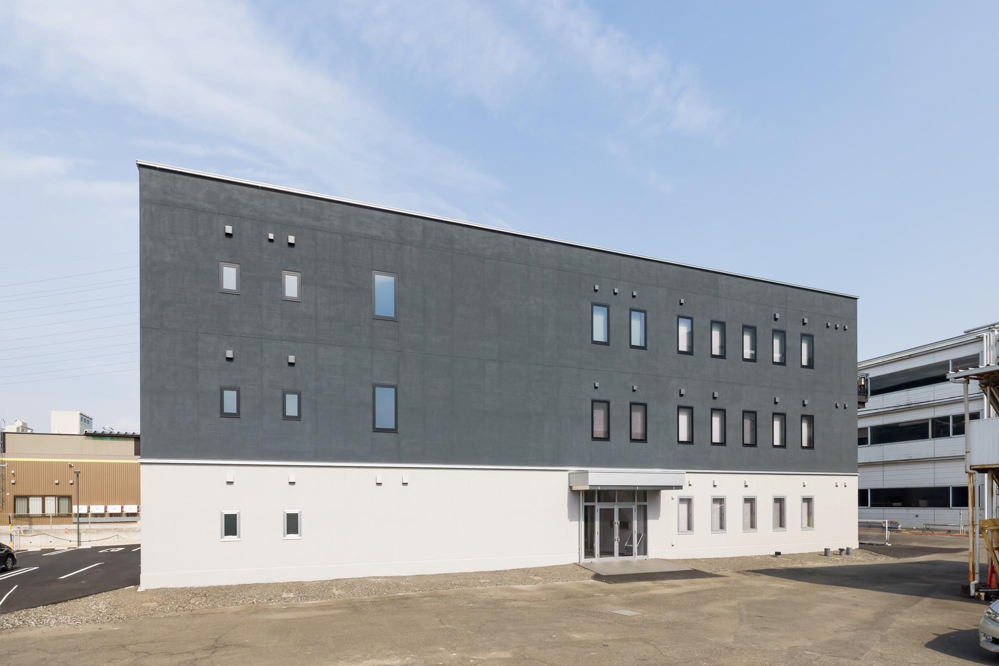 ①オープン系の技術を活用した業務システム／Webシステム開発、②主にERPを活用した基幹システム導入、③特定のクライアントに特化したアウトソーシングの3領域を展開。