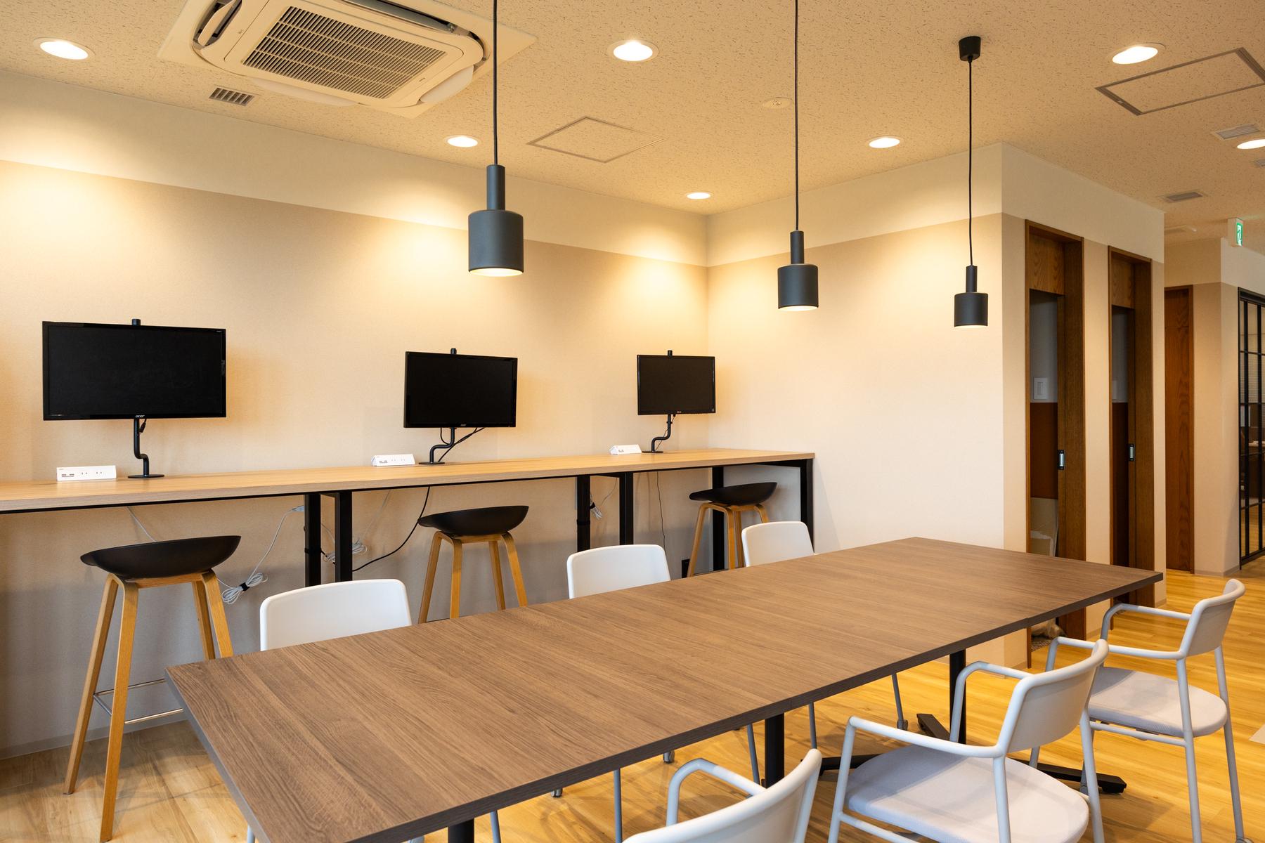 気軽に使えるテレカンブースとスタンディングブース（東京）