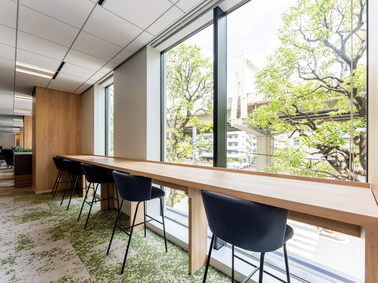 2025年4月に移転した新オフィス。ゆったりした空間でフリースペースも充実。春は窓の目の前で桜が満開に。