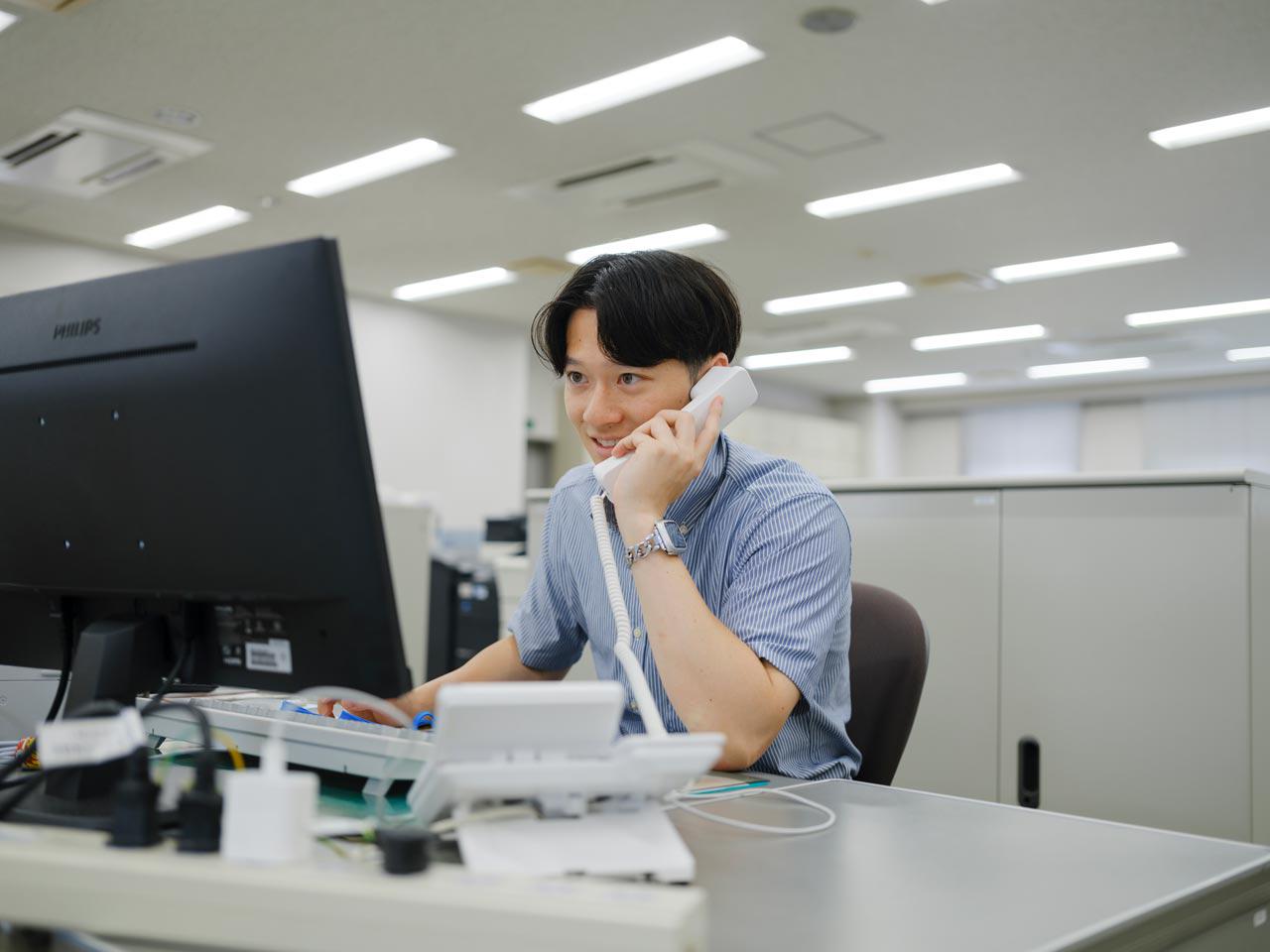 業務システムにおいてはスクラッチ開発・パッケージ導入の両方に対応。運用・サポート・ネットワーク構築までワンストップで担う。