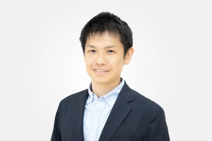 能塚 正基｜CEO
東京大学法学部卒。
NTTドコモでエリアマネジメント・本社マーケティングに従事後、ビービットにてUXコンサルタントとして多業種の改善支援を担当。

医療機関の経営管理を経て2015年にシフトメーション（旧アクシバース）を創業。

介護DX企業の非常勤取締役も歴任し、複数のプロダクト検証を経て、2018年に勤務シフト自動作成サービス「Shiftmation」をリリース。