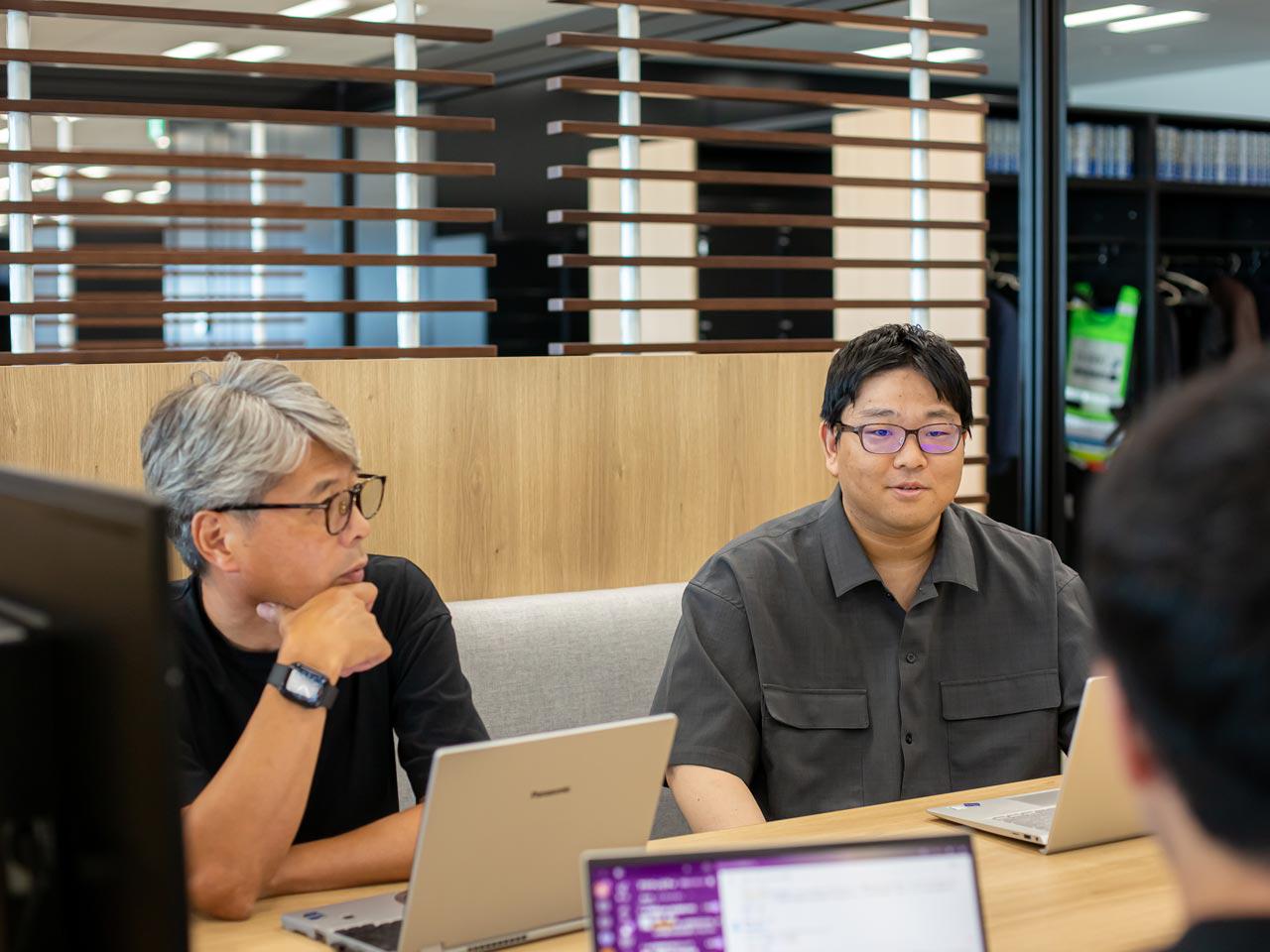 同社は、IT研修・クラウドネイティブ・Webシステムの3領域でDXを支援するテクマトリックスグループの企業であり、プライム案件を中心に顧客と直接契約し、上流から下流まで一貫した開発を手掛けている。