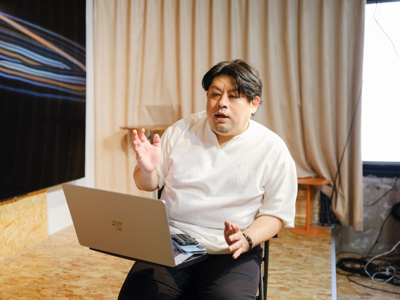 顧客である中小企業の一般社員（非エンジニア）に対し、自社の業務改善にどのような生成AIを選び、どのように使えば成果に繋がるかといった実用的な知識やノウハウをレクチャーする講座を提供。