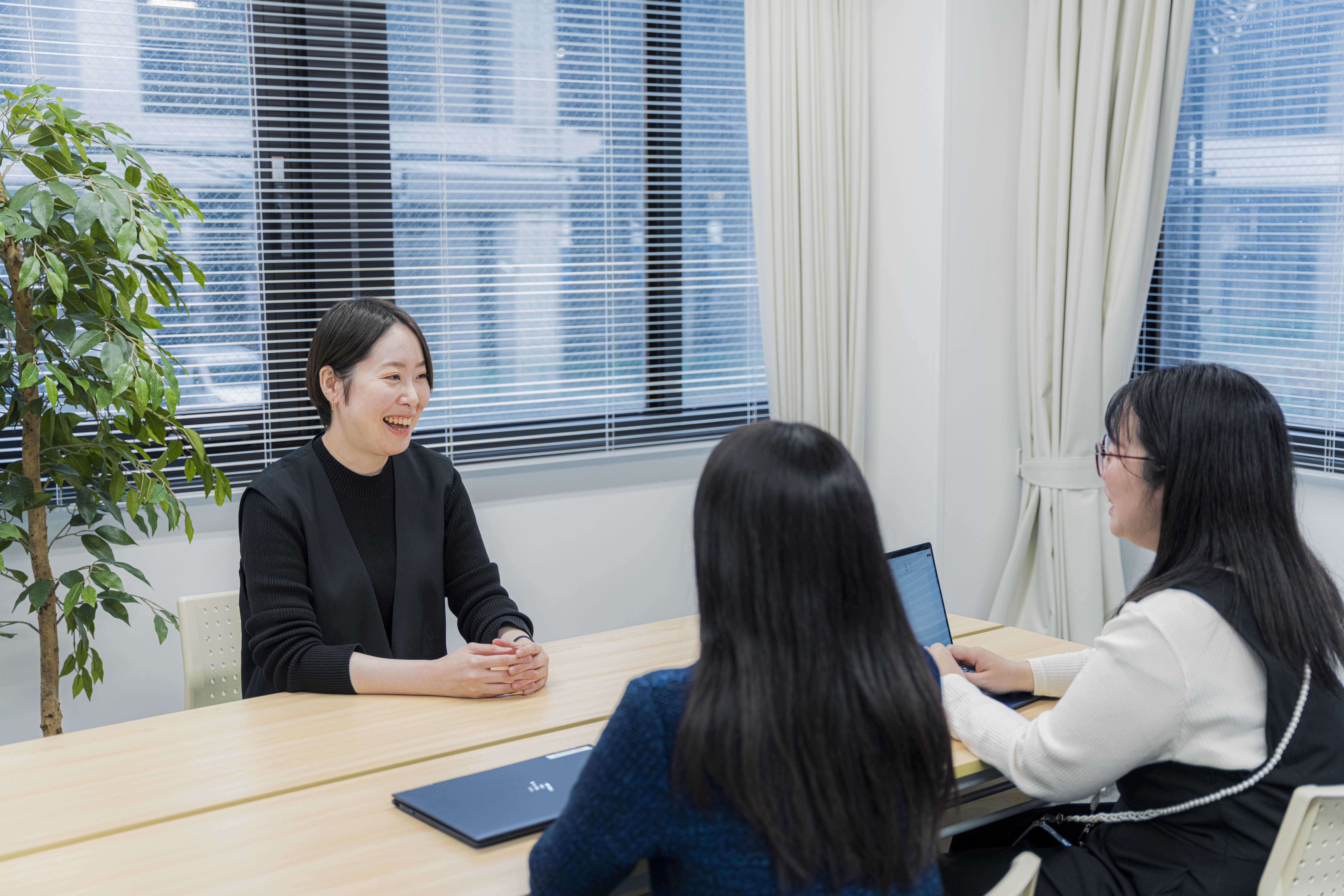 人件費や食材等の高騰を背景に、委託事業者の撤退が相次ぐ中、急成長を遂げている同社。社内体制はまだ発展途上であり、教育研修課・採用課への期待は大きい。