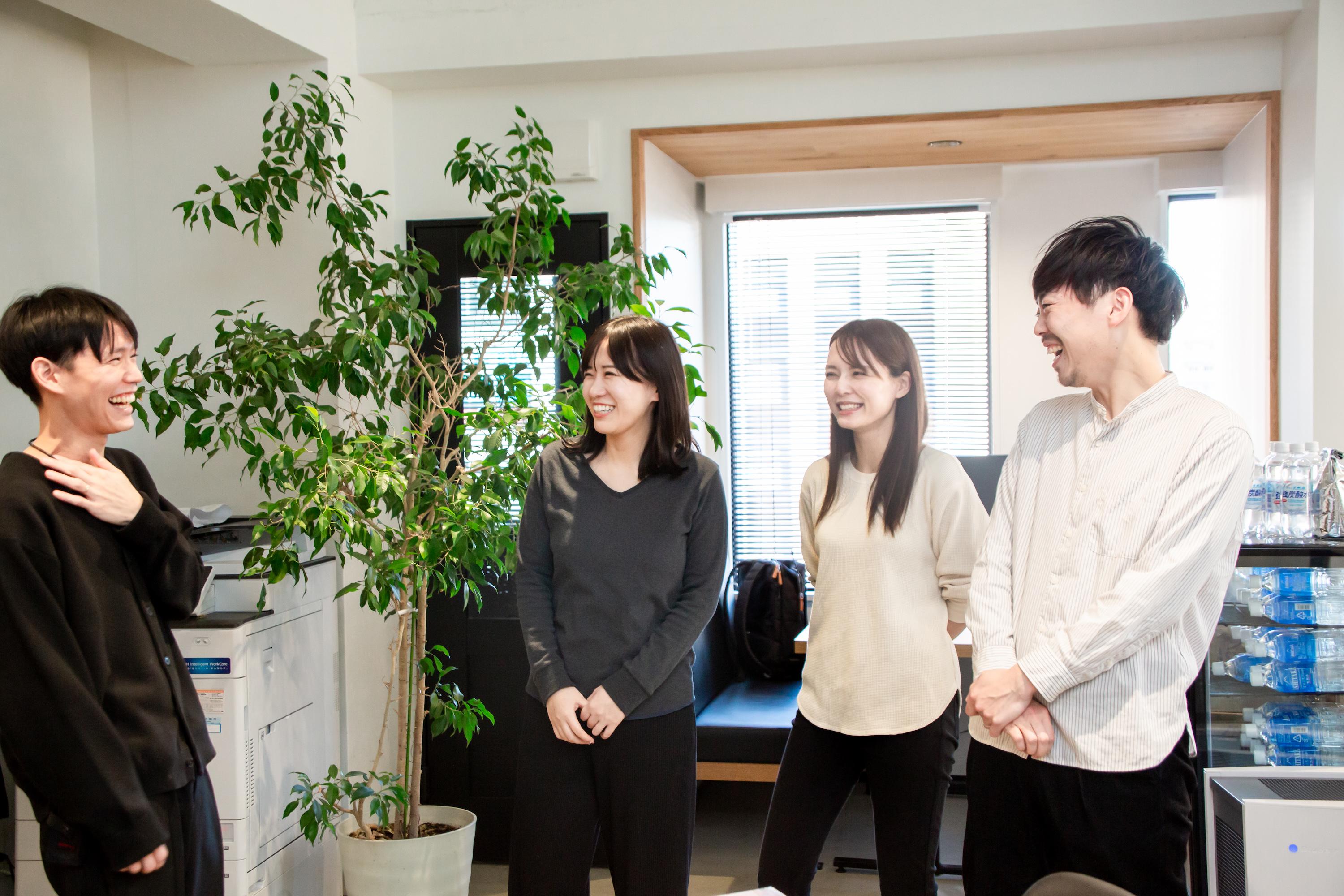 大阪府吹田市、江坂駅からすぐのアクセスの良い立地。フルリモートのメンバーも。