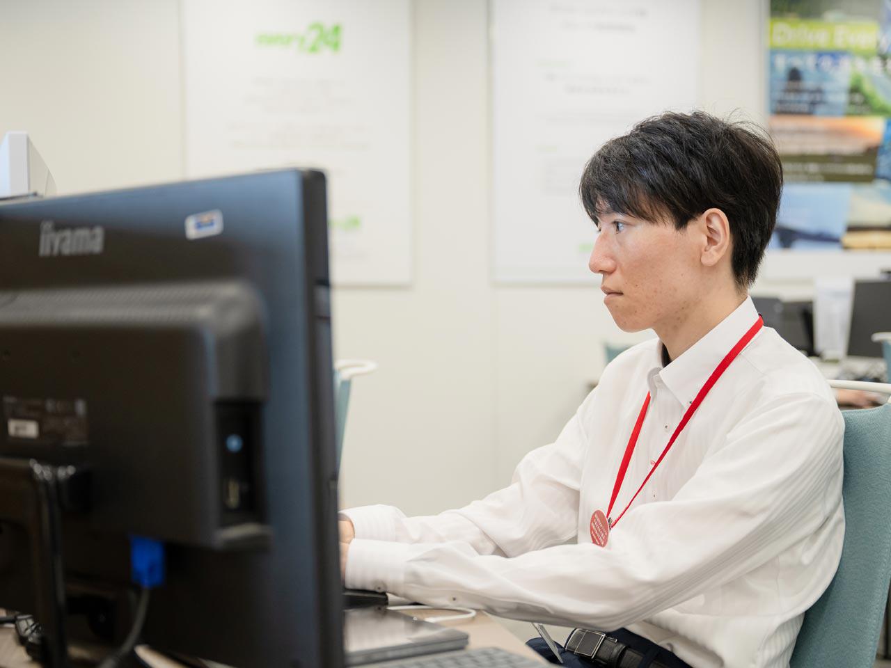 関東から中四国まで33カ所の物流センターを構え、852台の車両を駆使し、1日11,000社への配送を行う。