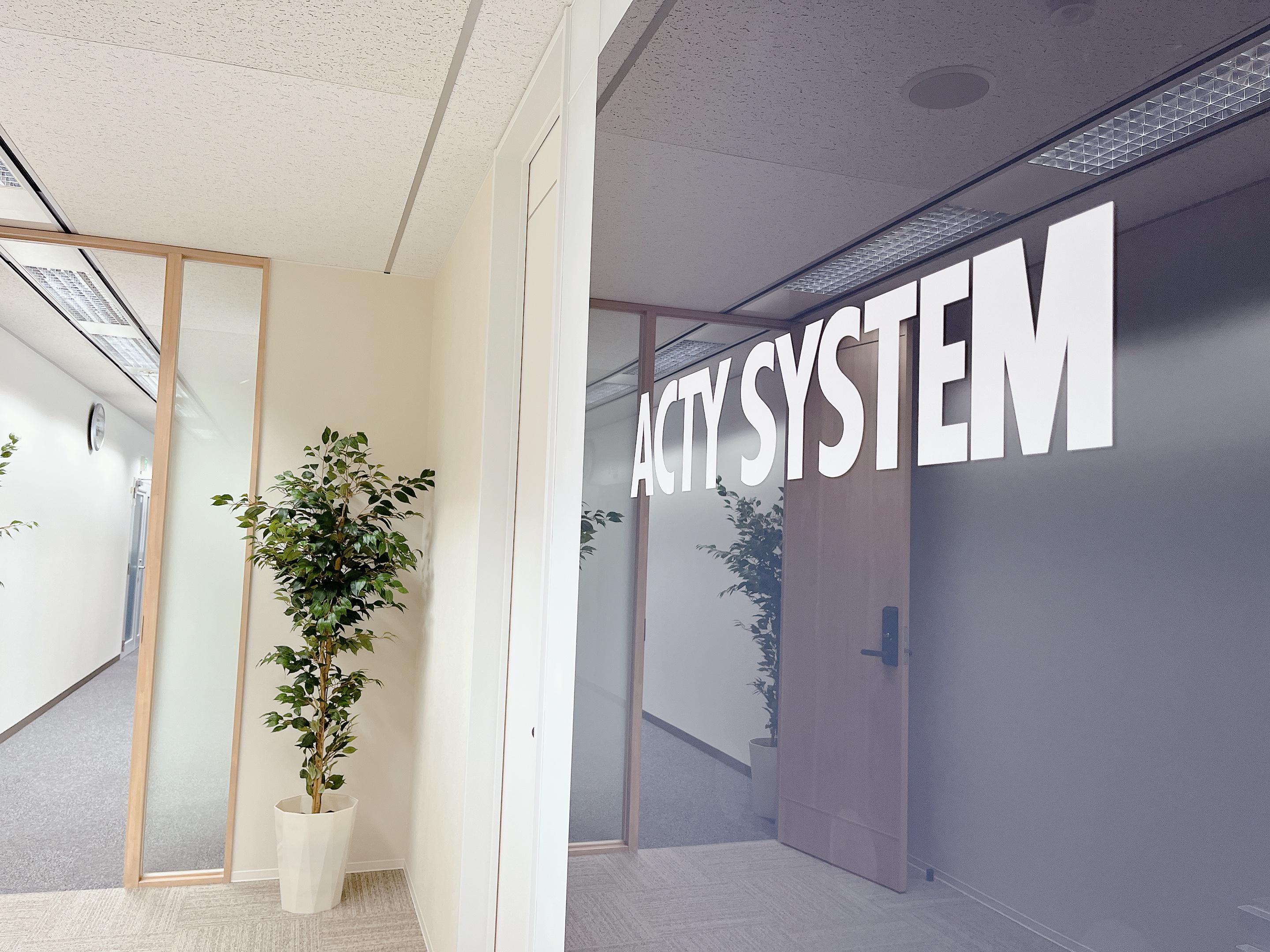 静岡県浜松市を本拠地とし、東京、大阪の国内拠点および、インド、中国、タイ、ミャンマー、アメリカまで事業を展開しているシステム開発企業だ。