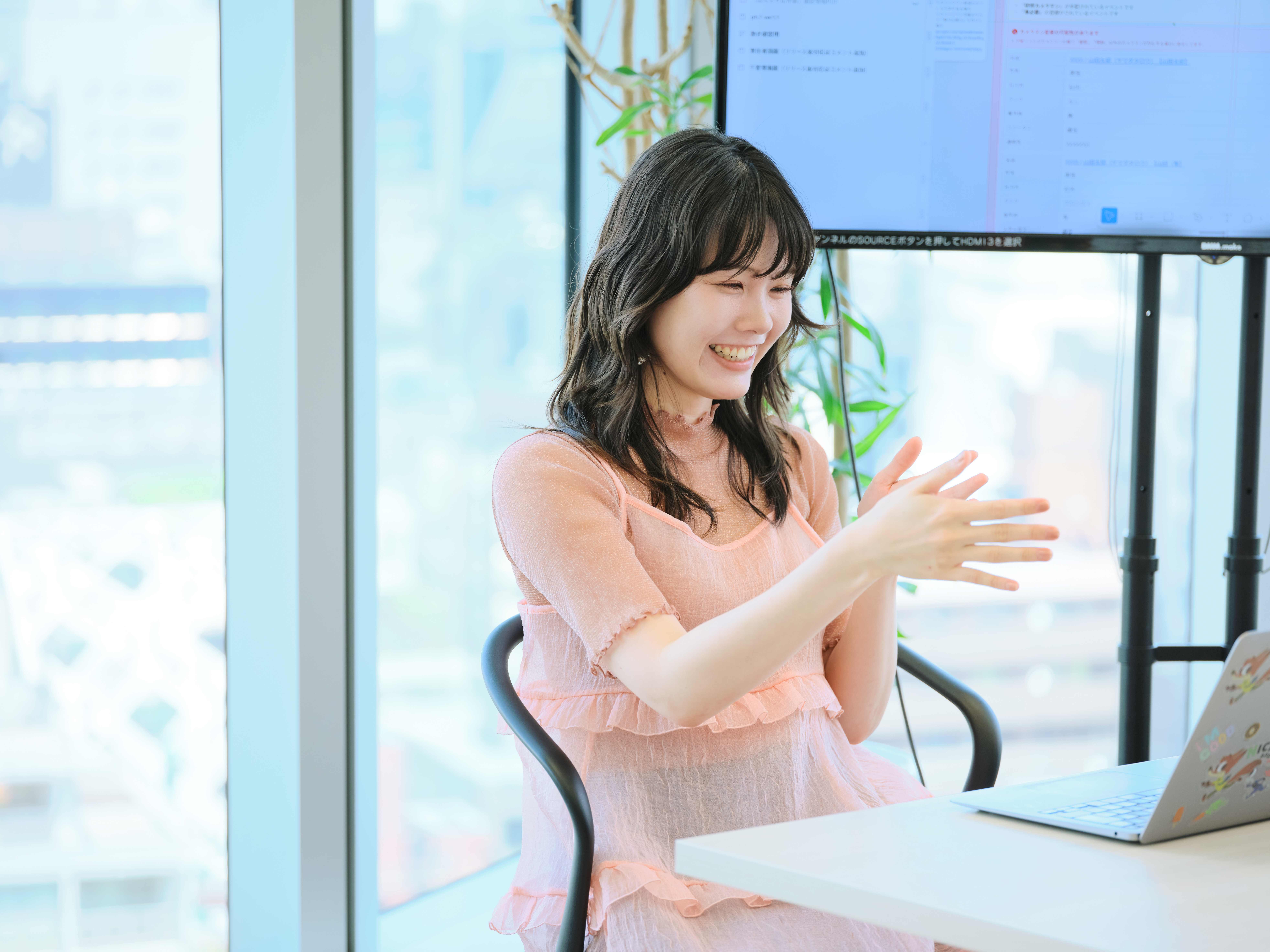 同社のサービスは全て社内エンジニアやデザイナーなどによる内製。沢山の写真の中で自分の子どもだけを簡単に探せるようにした、AWSの画像における機械学習の導入も、エンドユーザーの声を直接取り込んだ一例となる。