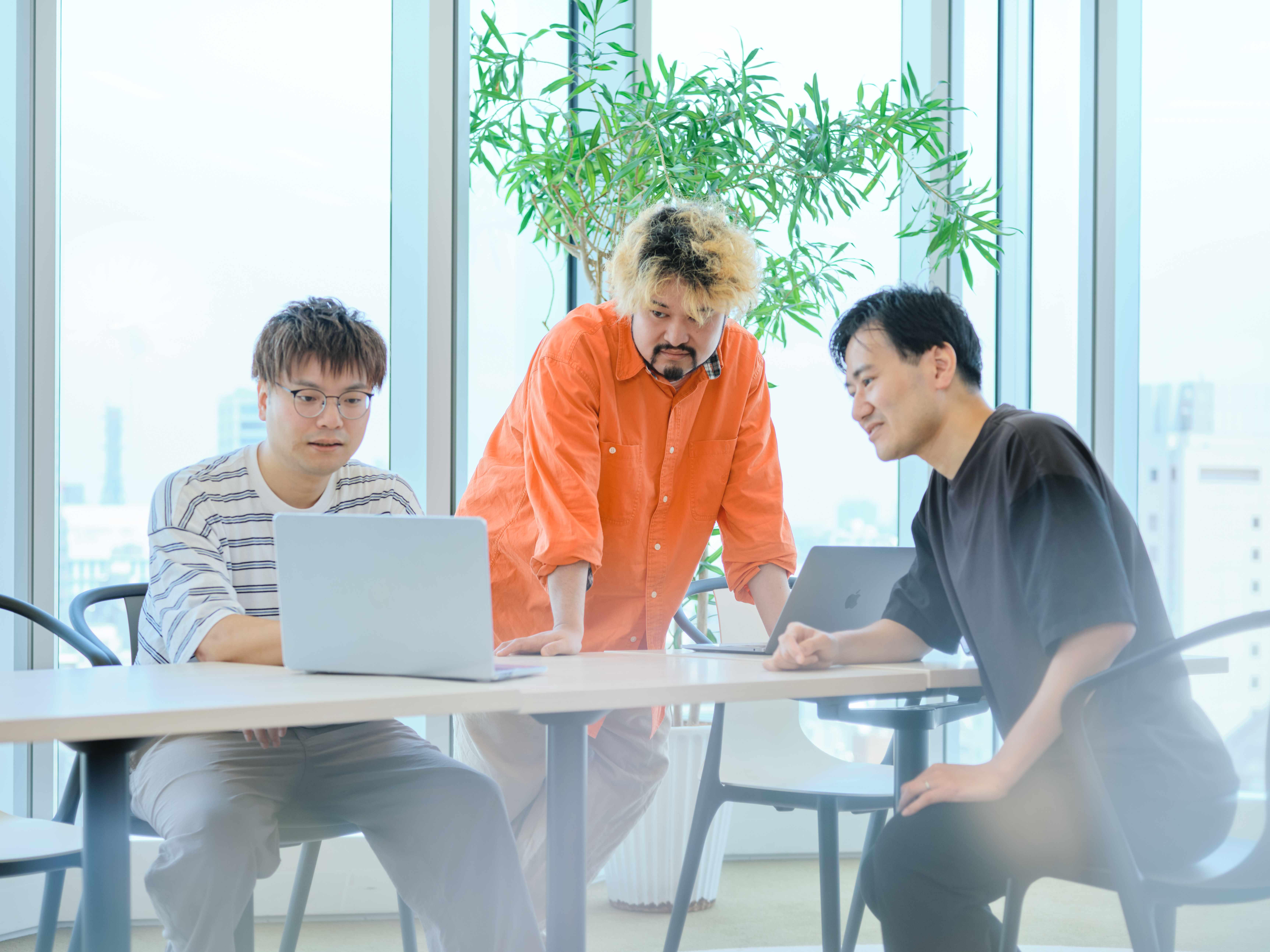 エンジニアの業務環境においては業務に必要な機材などは自身たちで考えて提案していく。