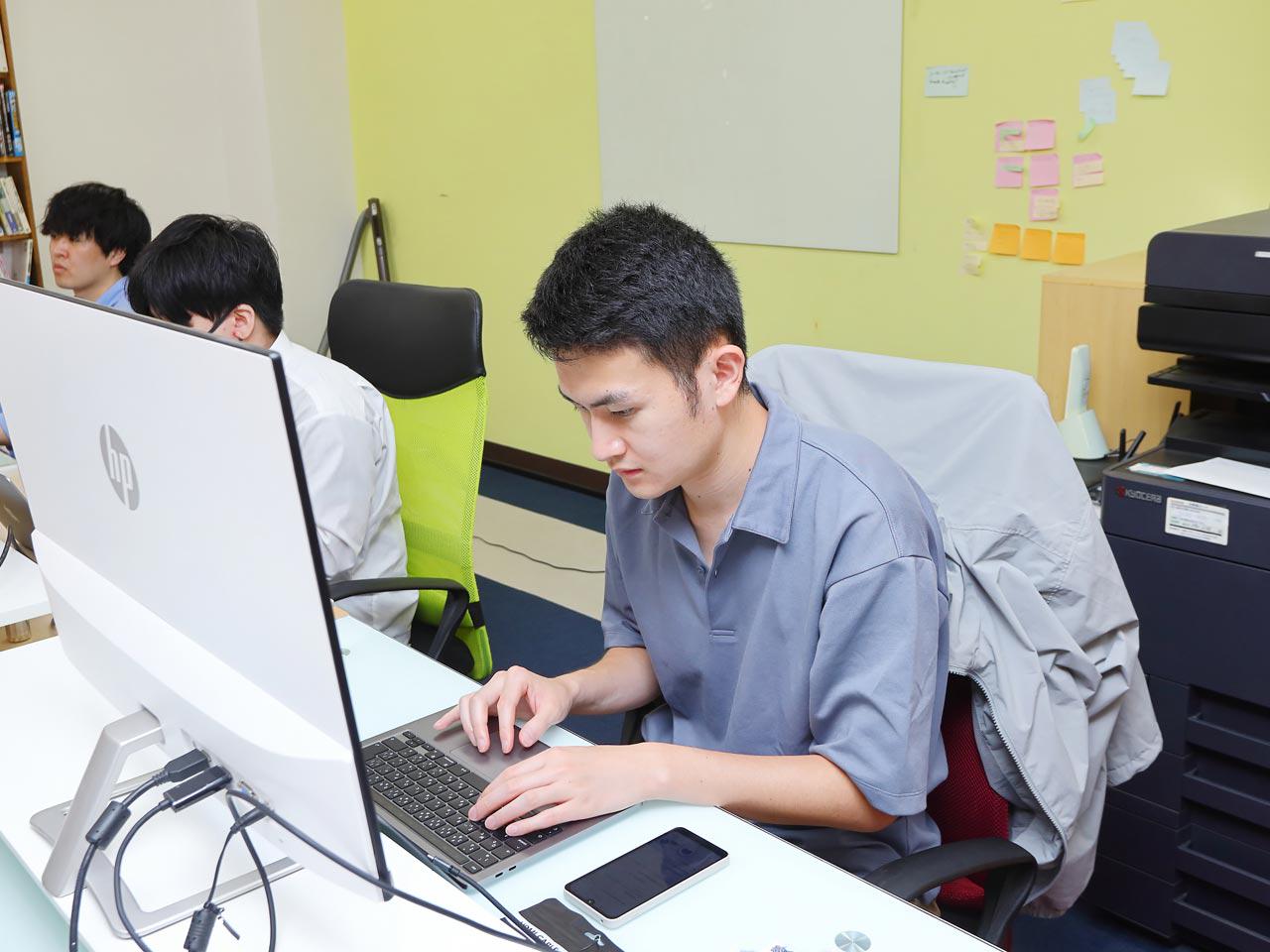 社員の成長を支えるため、受託開発事業も積極的に展開している。