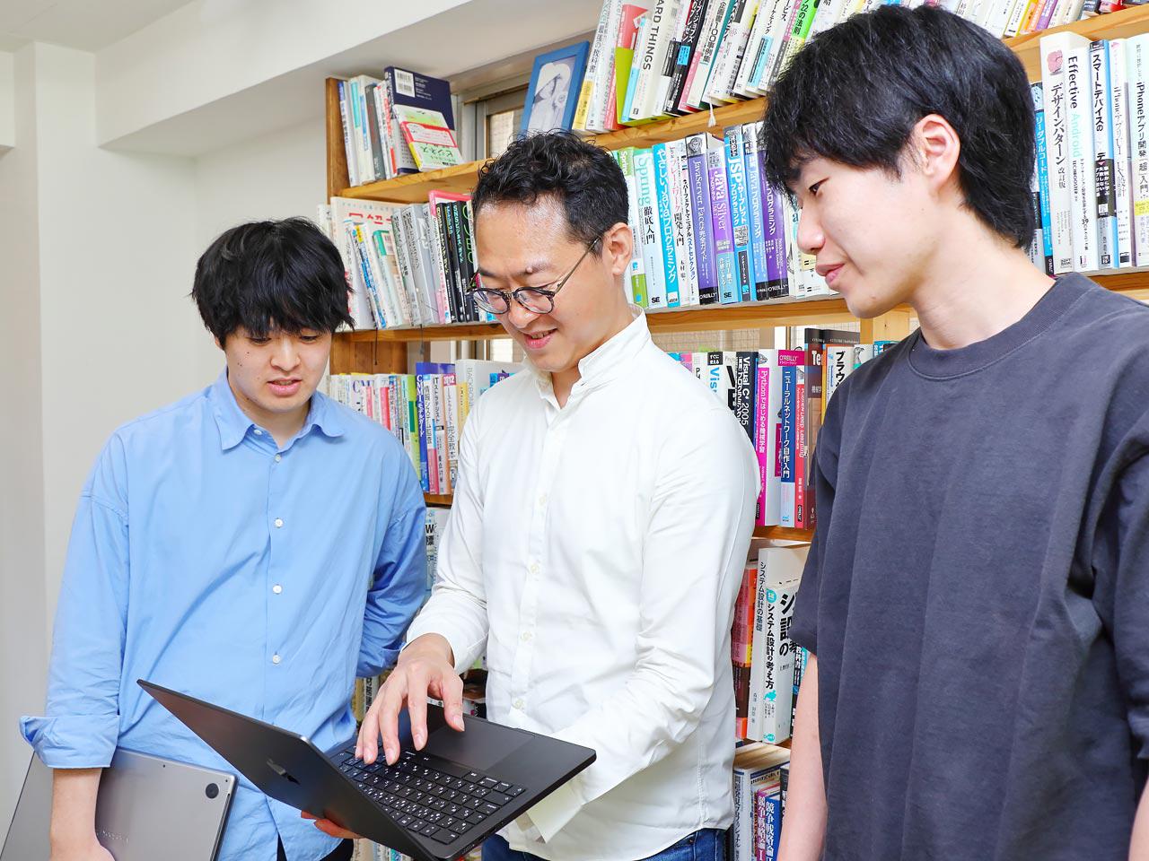 現在もシニアアーキテクトとして現場に立つ代表を筆頭に、技術力に長けたエンジニア陣が、クライアント企業の開発基盤を支えている。