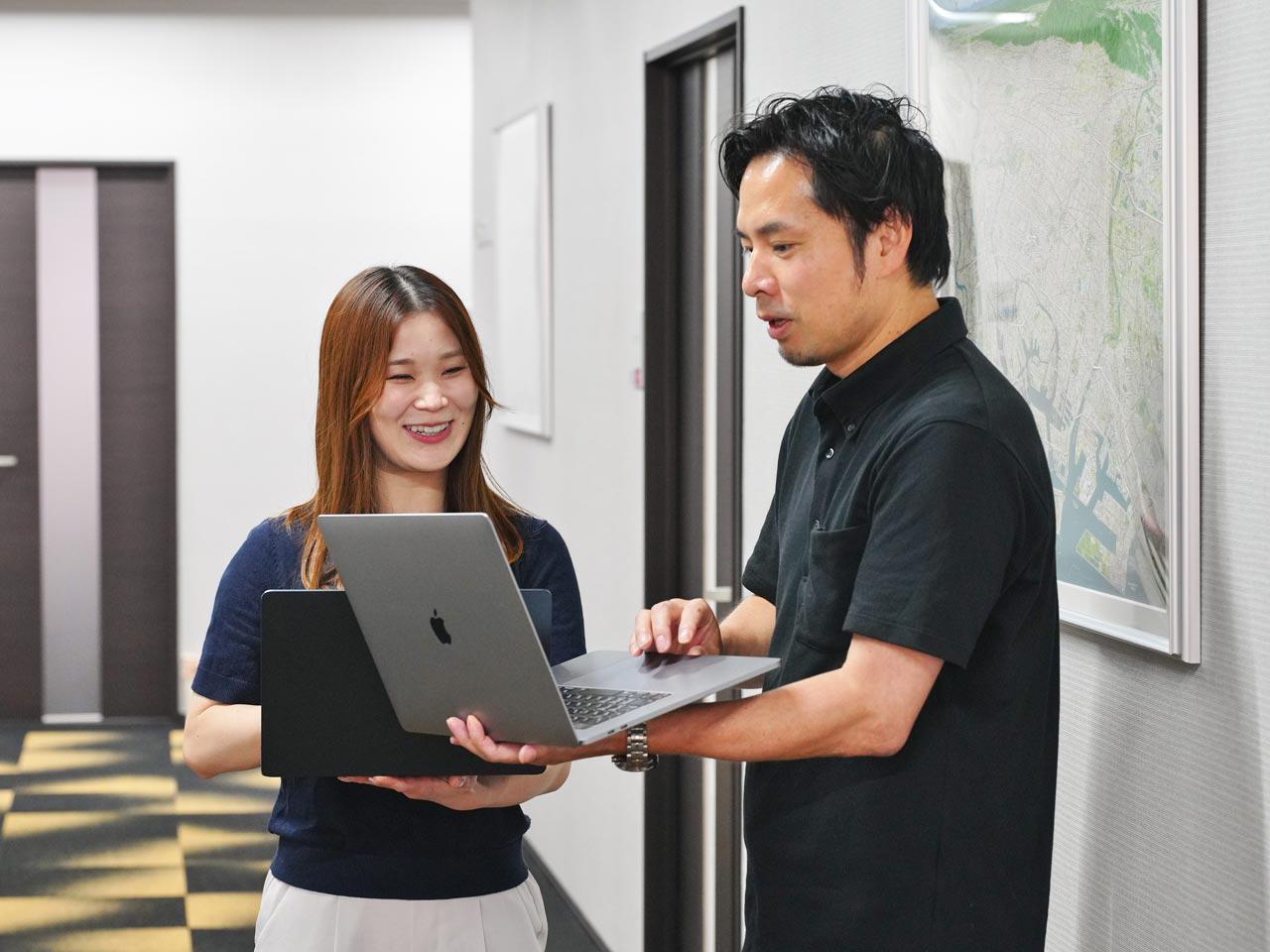 有名キャラクターを使った販促物、タレントを起用したテレビCMなどで認知を拡大するとともに、徹底した社員教育で顧客から高い評価を得ていること、さらにチラシのポスティング、人材紹介などを内製化し、シナジーを効かせた事業を行っていることが強みだ。