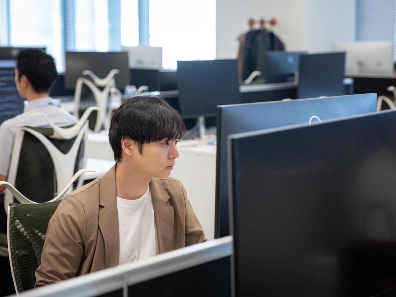 ブロックチェーンやスマートコントラクトを活用し、従来の金融・業務処理を効率化・自動化するプラットフォームの構築を進めている。