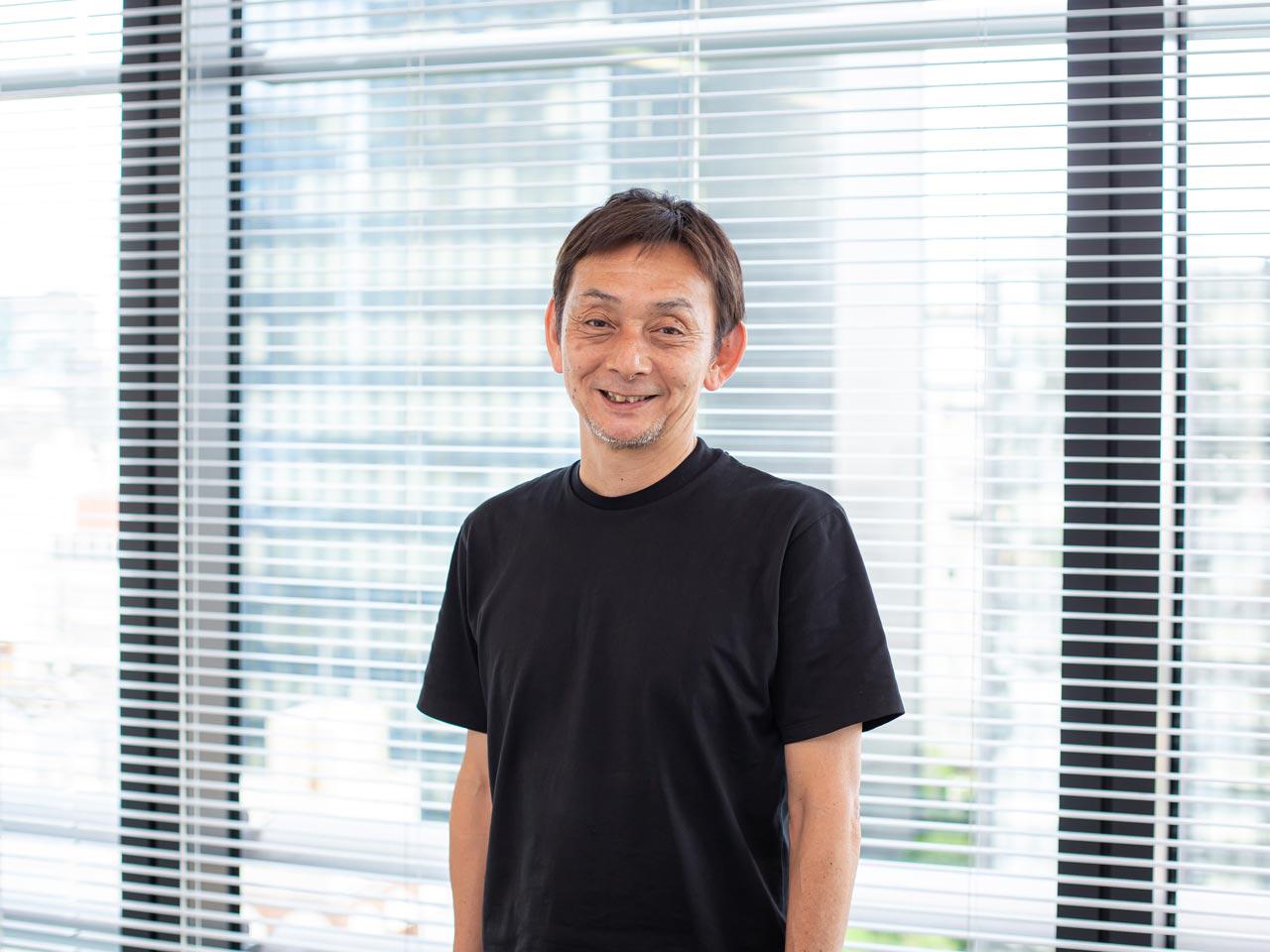 エンジニアチームではアジャイル手法を採用し、毎朝9時半頃のデイリースクラムで各自が柔軟にタスク報告を行うスタイルが根付いている。