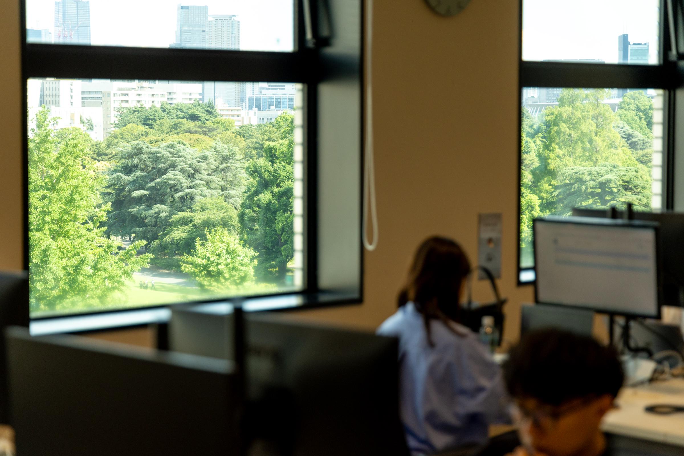 御苑の緑を望む、開放的なオフィス（東京）