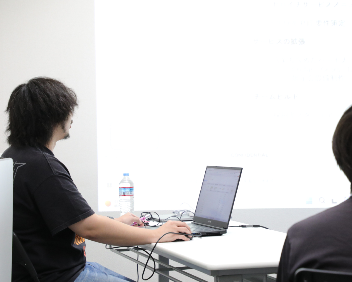 年次・年齢・部署の垣根を超えて気軽にアイデアが出し合えるのが弊社の社風の特徴の一つ。幅広く意見を交換し合いながら仕事ができるからこそ、より良いものを世に送り出すことができ、各個人が成長できると考えています。