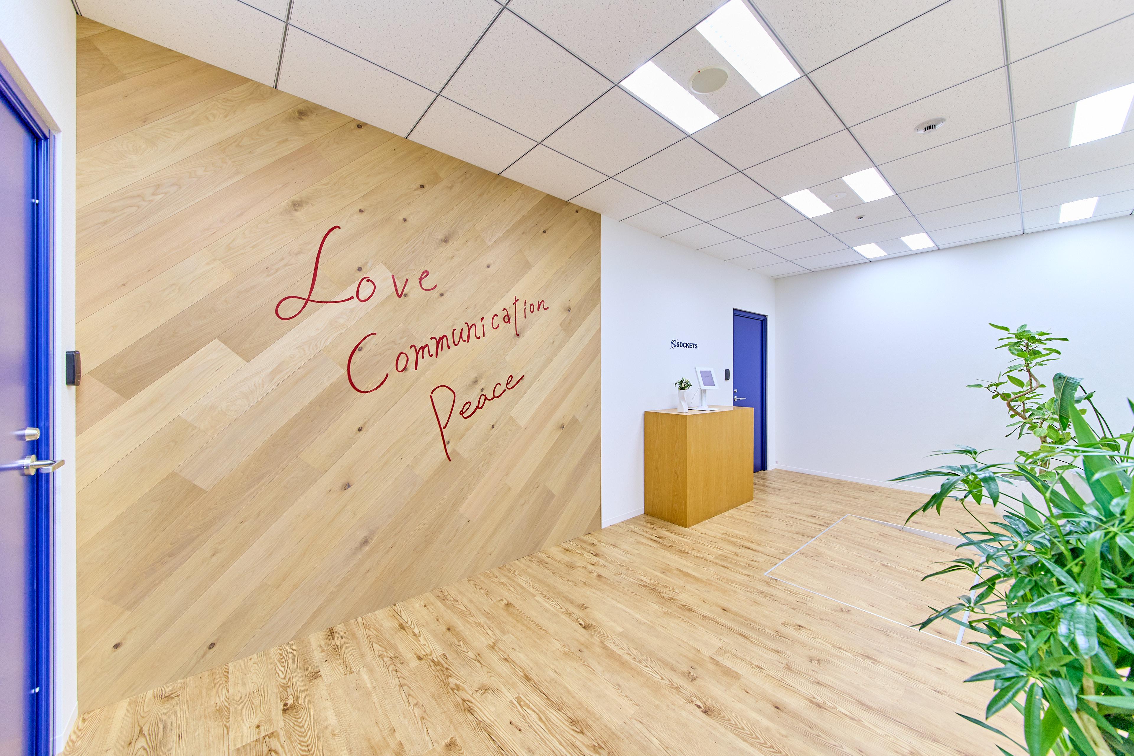 社訓『Love×Communication＝Peace』には、苦しい時、厳しい時こそ、相手と自分自身に対して 「あきらめないで」「逃げないで」「ごまかさないで」真摯に向き合おう、向き合い続けよう、そうすれば必ず道が開ける――そのような想いが込められています。