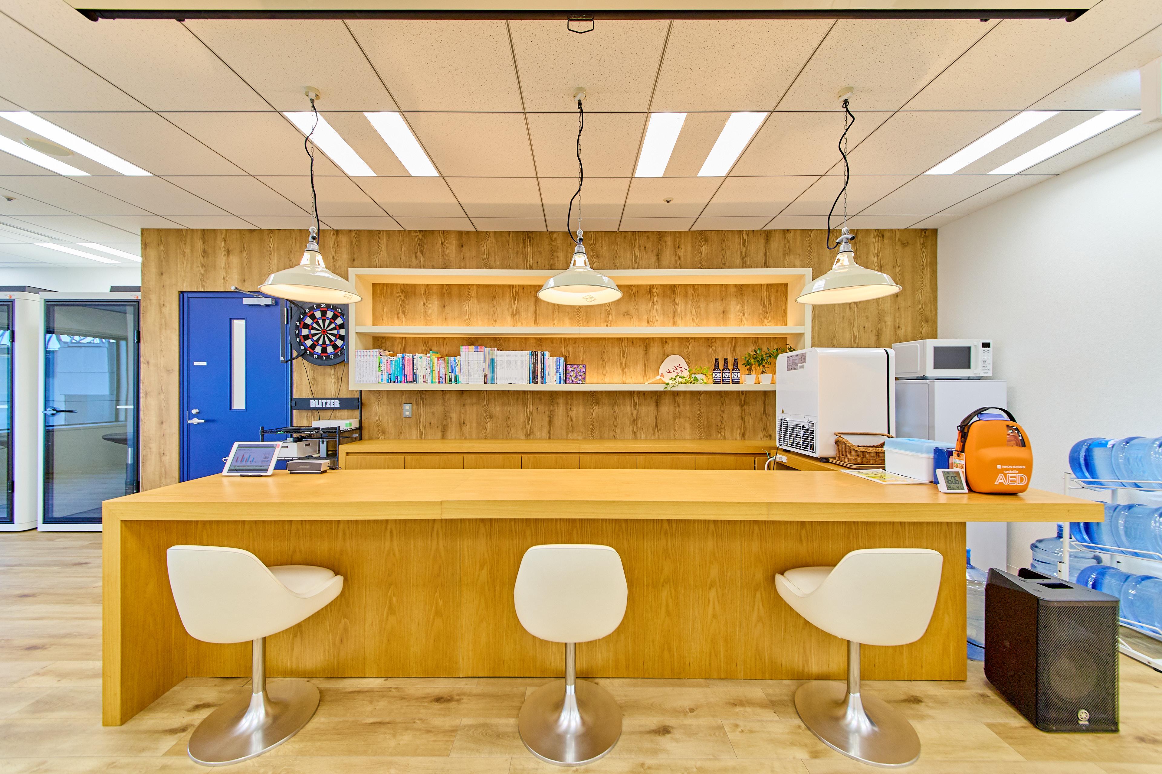 社内にあるバーカウンターで、誕生日会やソケッツバーなどの社員主催イベントが開催されます。

スティーブ・ジョブスいわく、
「真のイノベーションは、井戸端会議から始まる」