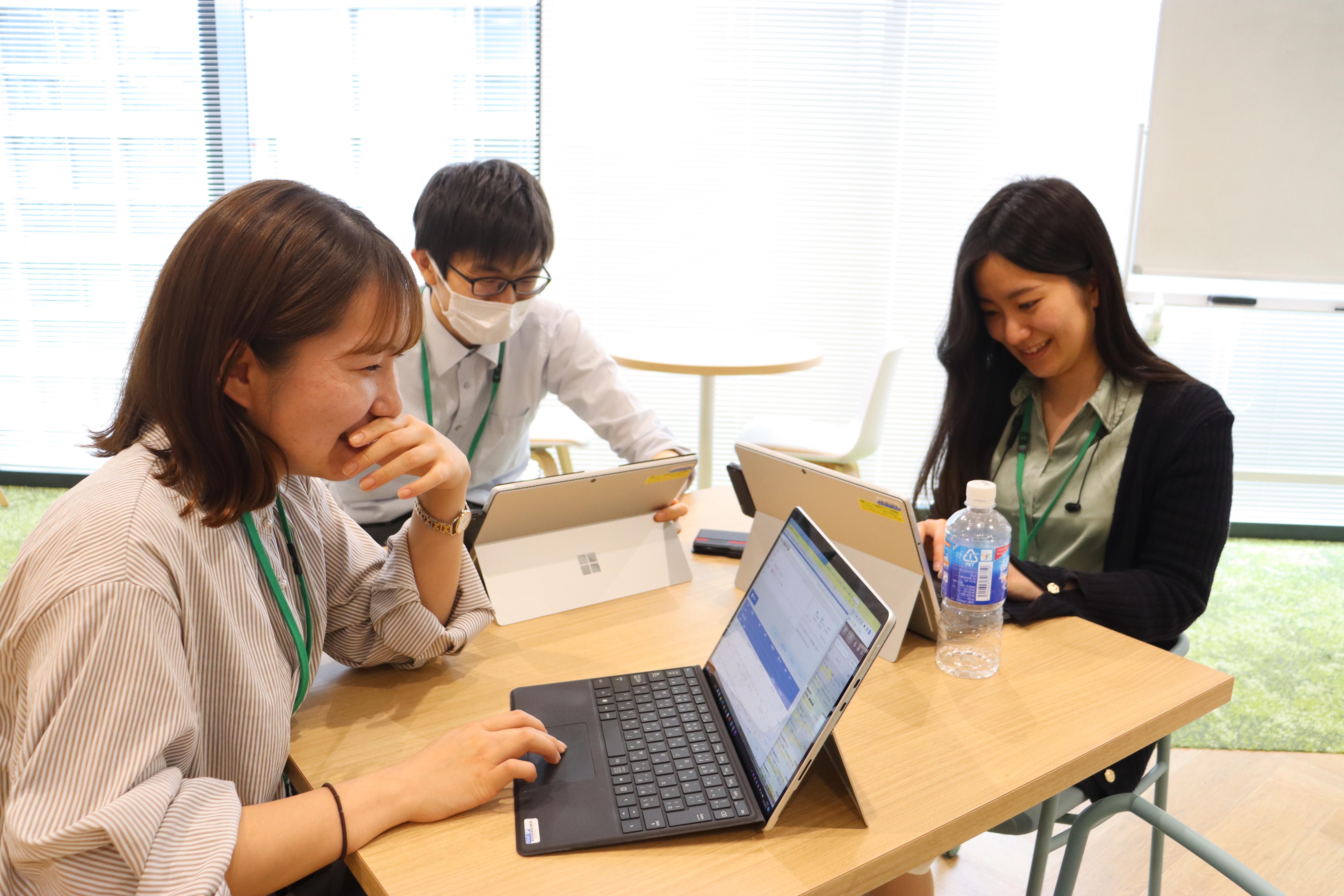 半数が女性社員で、管理職に占める女性の割合もほぼ半数と、男女問わず活躍できる会社です。