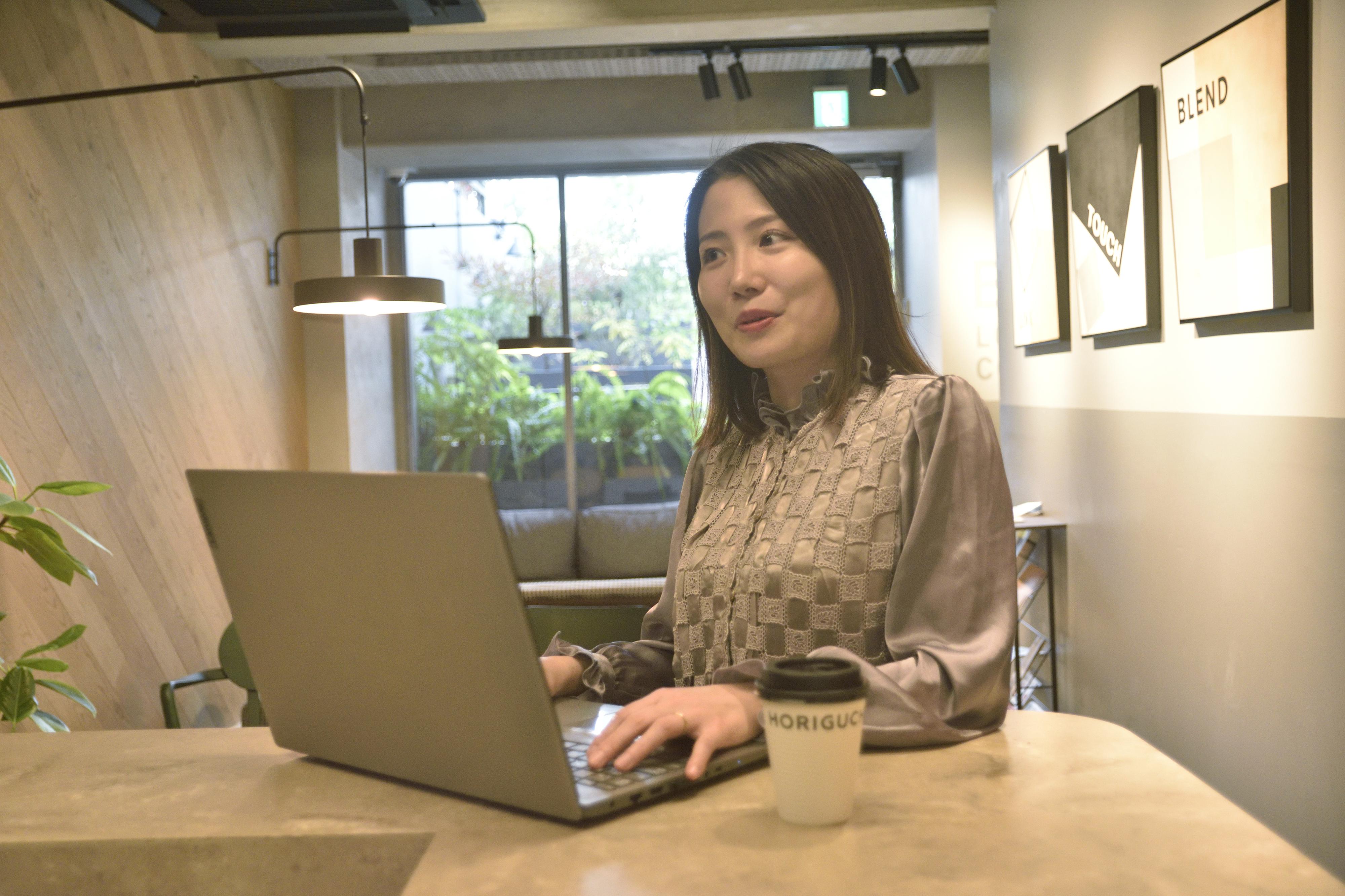 創業者の矢島氏と藤井氏は、実務経験や対話を通じて「事業目線で考えられるエンジニア」の育成に強くこだわってきた。仮説思考力や事業視点、技術選定の総合力を重視し、受託開発の場を活用して育成環境の整備を進めている。