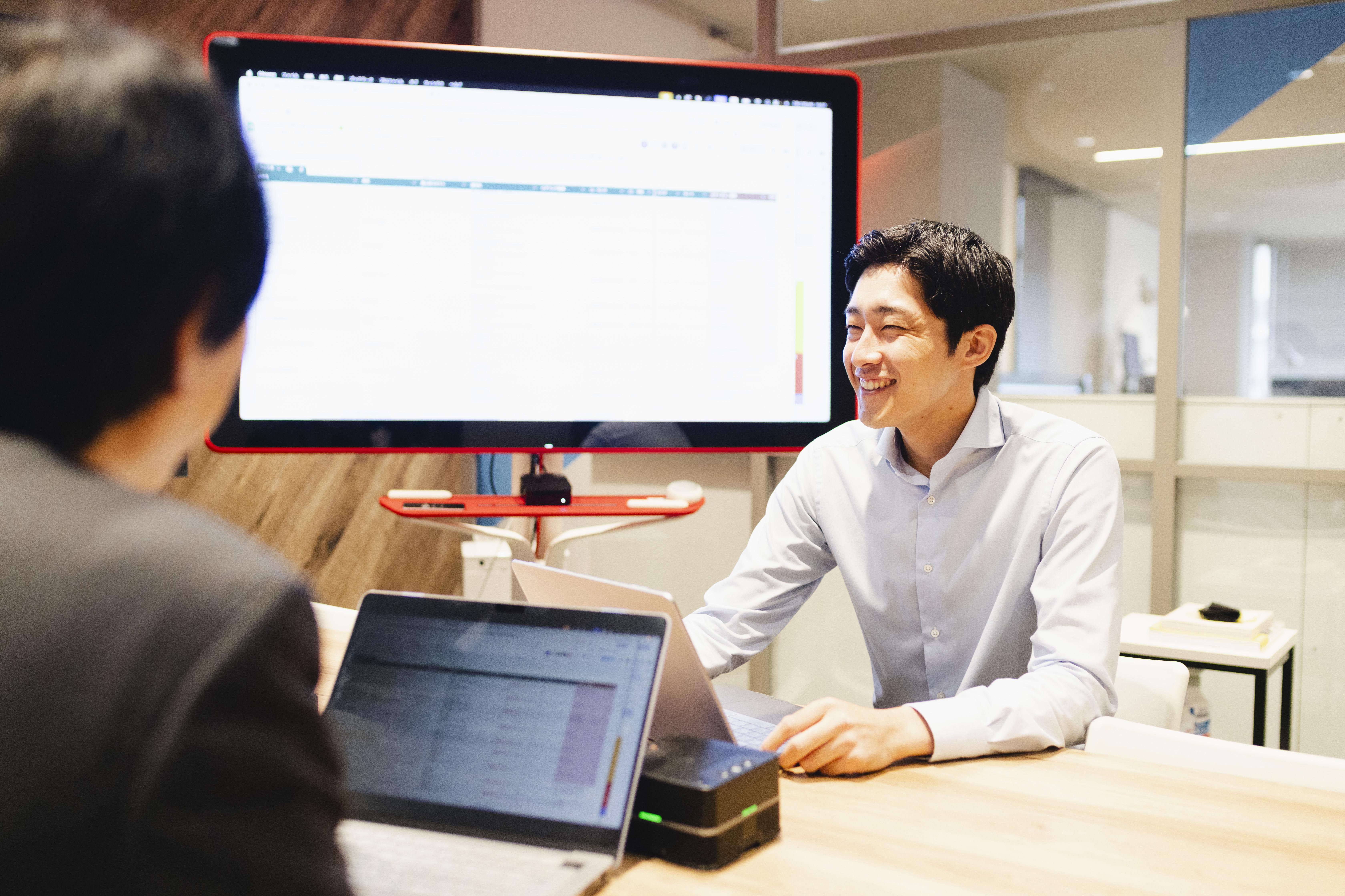 主力サービスは、特許取得済みのエリアマーケティングツール『GEO-DAM』と、オンライン物件案内サービス『Air-DAM』。『GEO-DAM』は、動画と位置情報を活用し、高精度なターゲティングとエリア分析を実現。