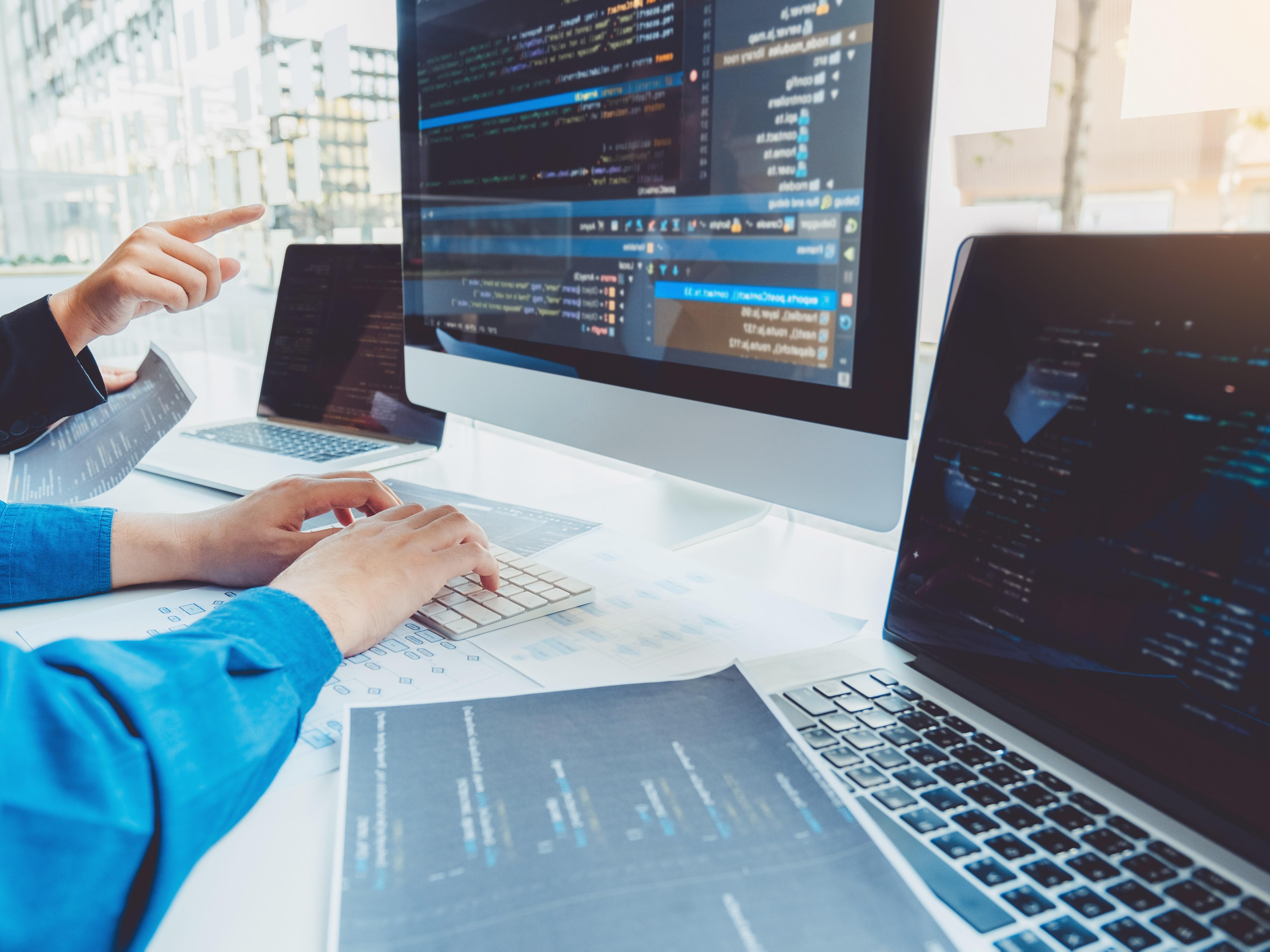 博多本社のほか、北九州・大分・光（山口県）の3拠点を持ち、従業員数622名、売上158億円と、単体でも中堅クラスのSIerに匹敵する規模を有している。