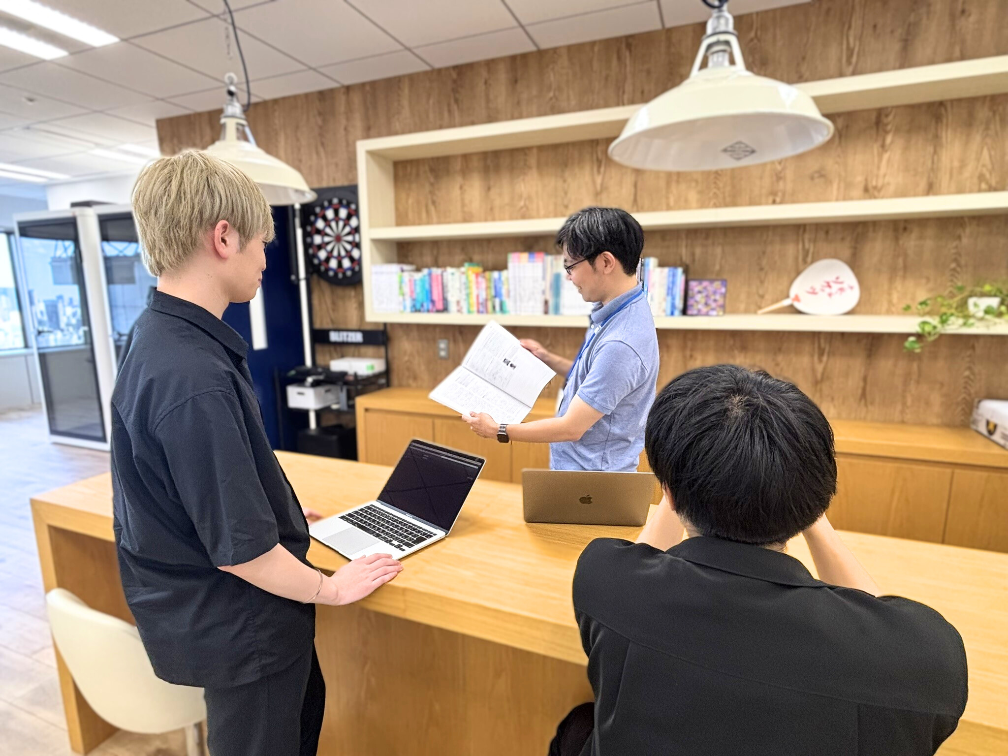 社内はいたって和やか＊＊＊
Slackでの会話も多いですが、フリースペースでのちょっとした打合せや雑談もしやすい環境です。