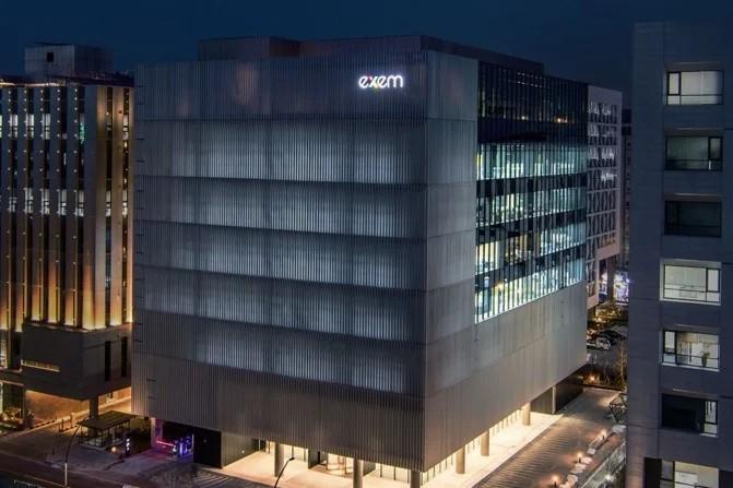 韓国本社のビル。『MaxGauge』『exemONE』の開発を行っています。