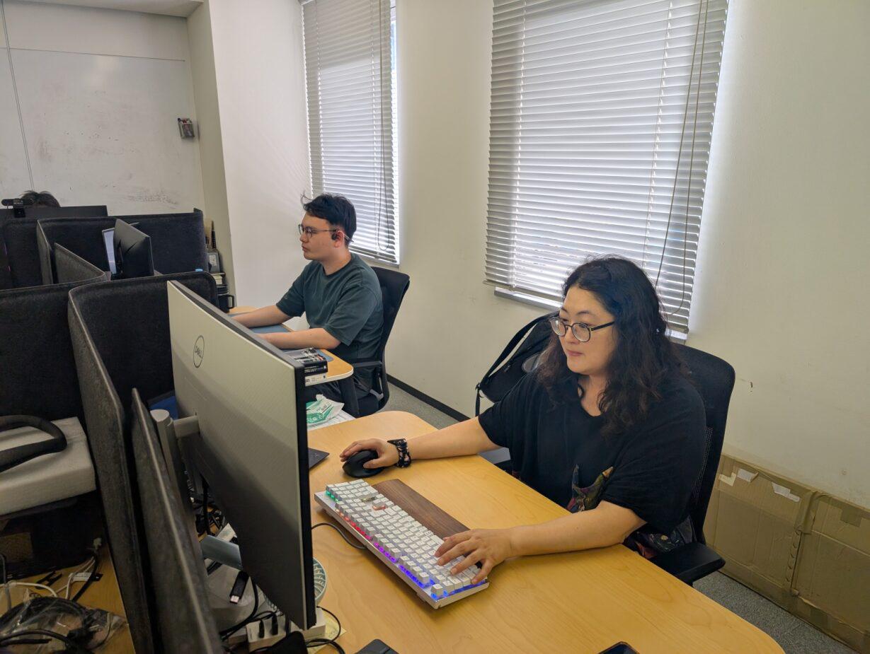 オフィスとリモート。自分が業務の内容によって効率がいい場所で働きます。