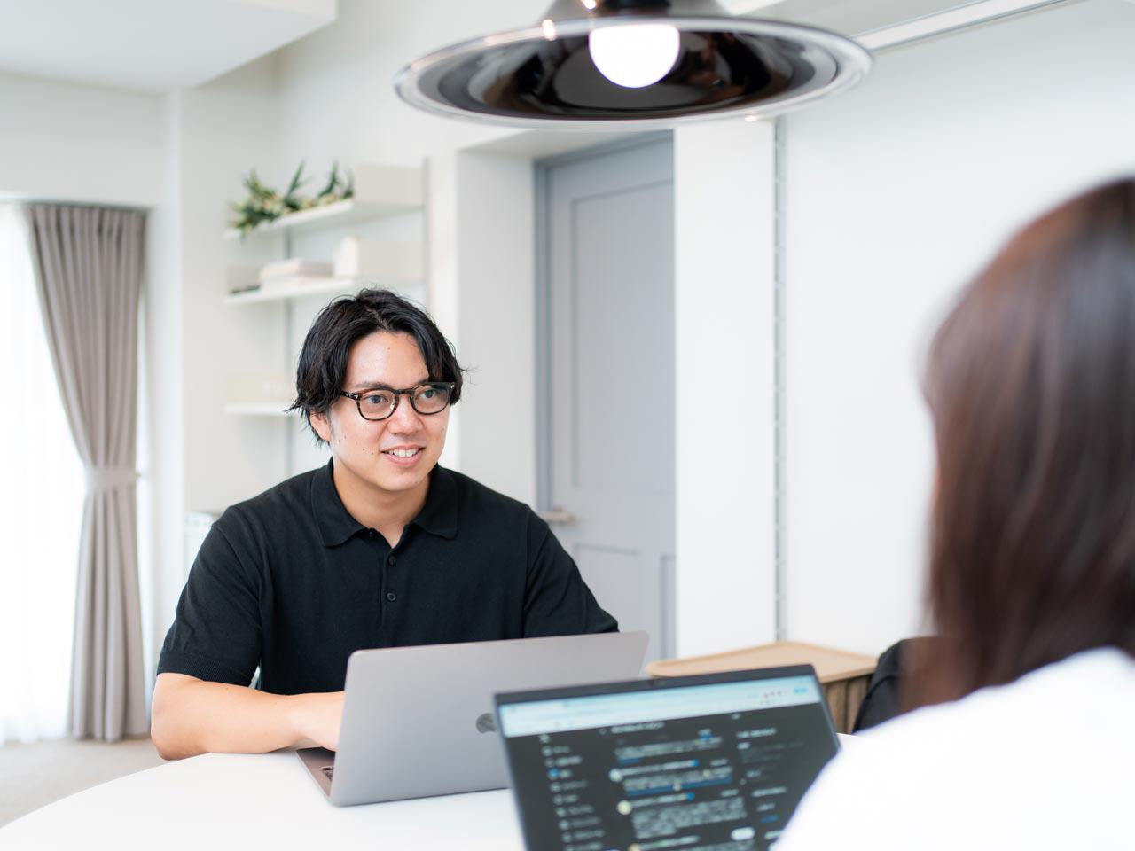 社員一人ひとりの可能性を伸ばすことを最重視し、厳密な業務範囲は定めず、やりたいことを自主的にやれる風土は特徴的。営業担当がノーコード開発を手掛けるケースもあるという。