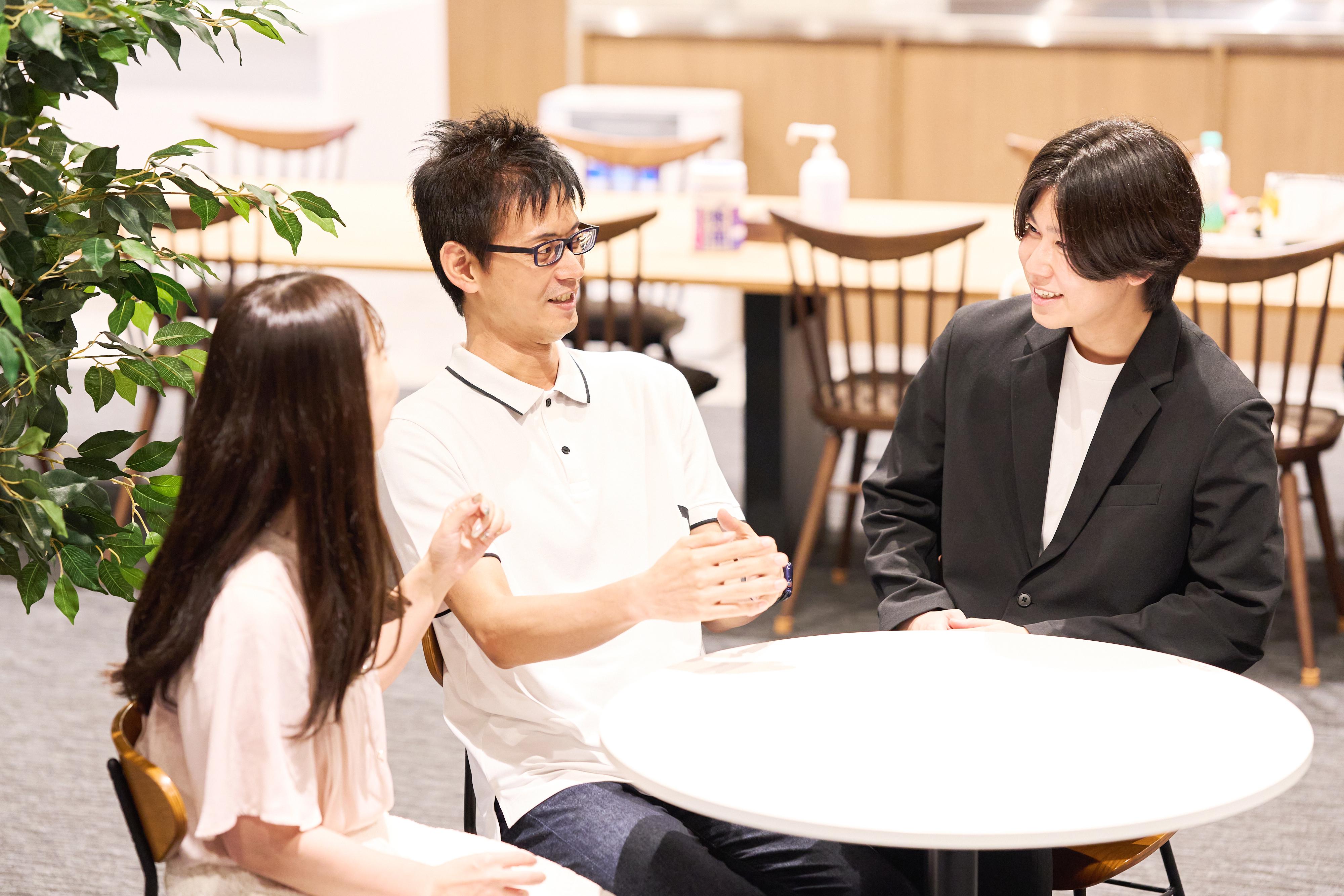 収益モデルとしては、前者が自治体からの契約料、後者が事業者からの手数料となっており、現在は前者が収益の柱だ。