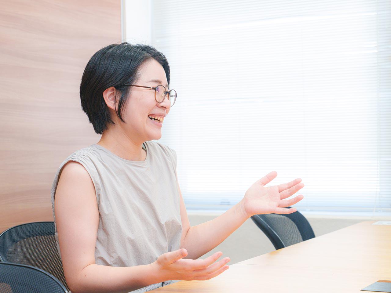 基本フルリモート勤務でスーパーフレックス制の柔軟な働き方ができるのも特徴。専門性を必要とする分野でありながら社員は全員業界未経験からステップアップしており、丁寧な研修とサポート体制があるのも魅力だ。