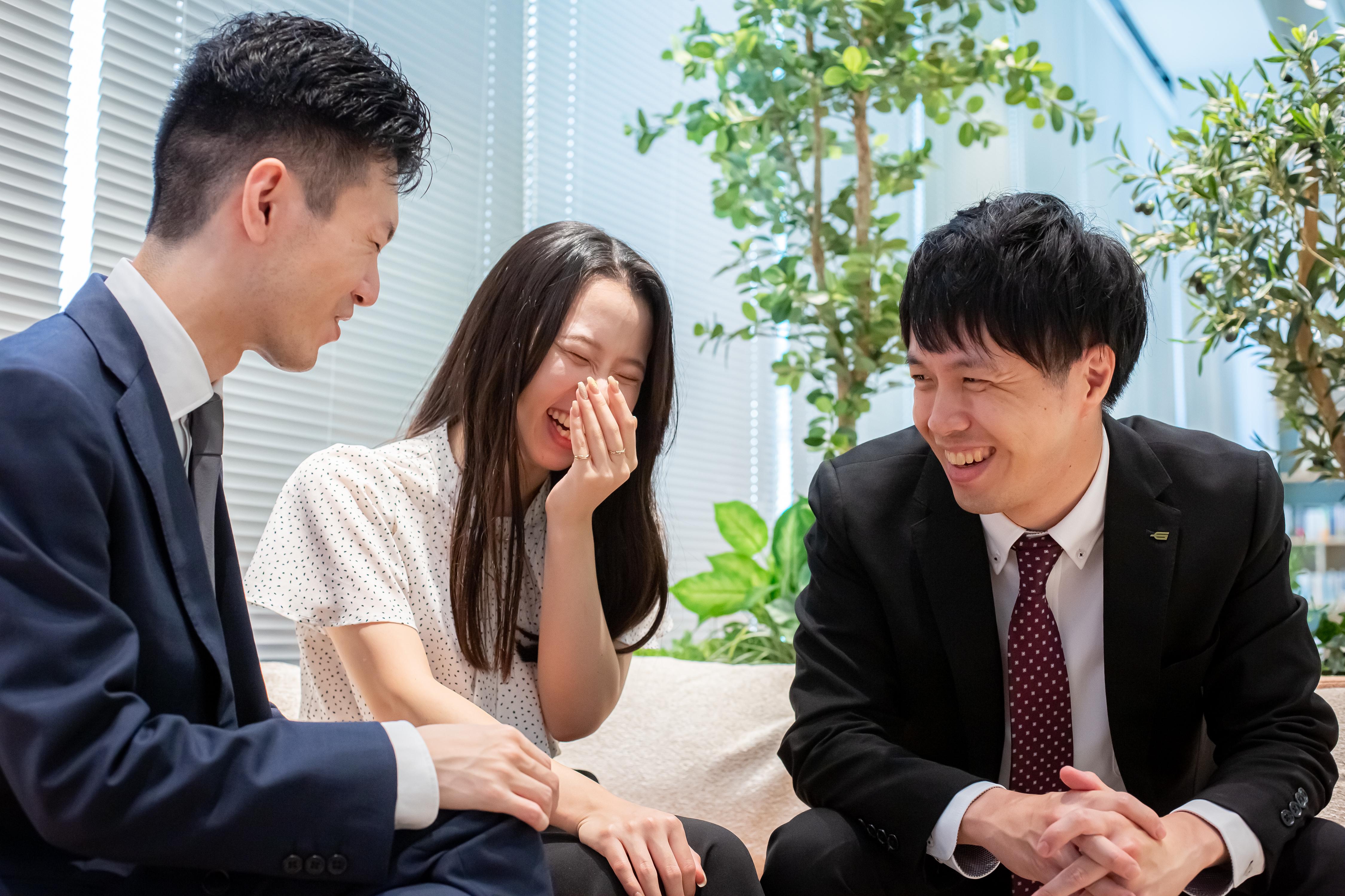 社内は、活気とスピード感があり、程よい規模感で皆仲が良く、周囲と密な関係を持ちながら仕事できる点が魅力。