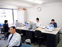 殆どの社員はチームを組んで出向する。