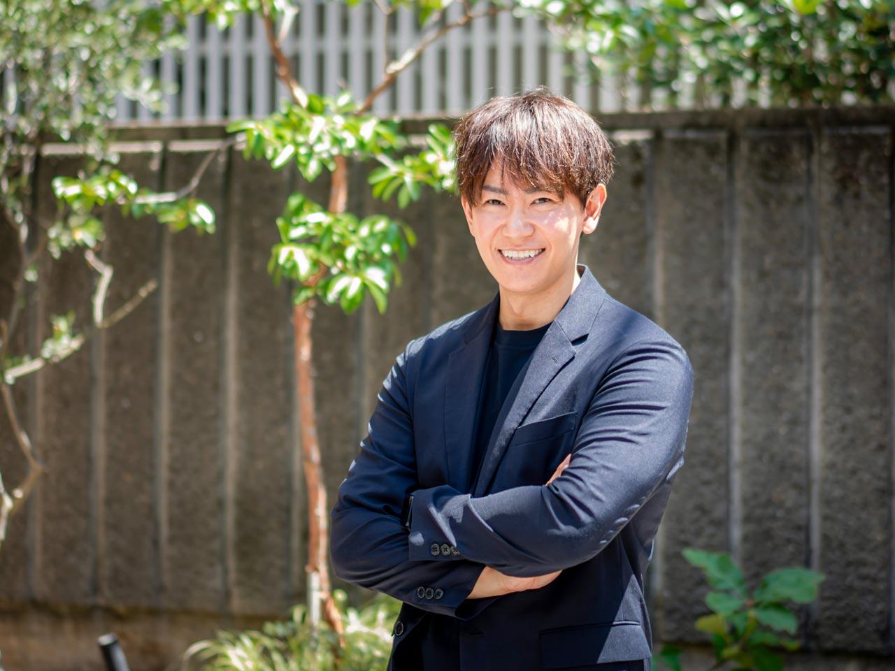 「P2C」とは、「Person to Consumer」の略で、主にインフルエンサーがSNSを駆使して自らがプロデュースする商品を販売するビジネスモデル。