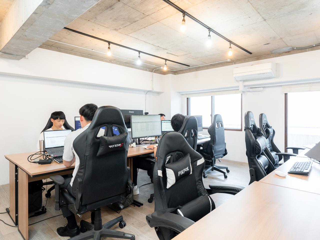 同社は、10万人以上のフォロワーを持つメガインフルエンサーとメーカーを巻き込み、このモデルを本格的な事業としてプロデュースする「P2Cスタジオ」を事業として展開するパイオニア的存在。現在、ドッグフードなど7つのプロジェクトがある。