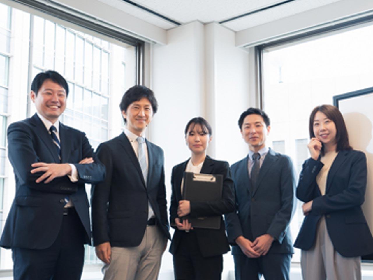 私たちは設立30周年(2032年)までにグループ全体で1000名体制を目標に掲げています。良い会社を創る。そして、その結果として「会社が大きくなる(1000名体制)」と考えています。
「良い会社」の定義は様々でありますが、私たちはお客様のニーズに合わてサービスを拡大してきました。そしてこれからもお客様のニーズに応えていくためには人財の育成が最も重要であると考えています。