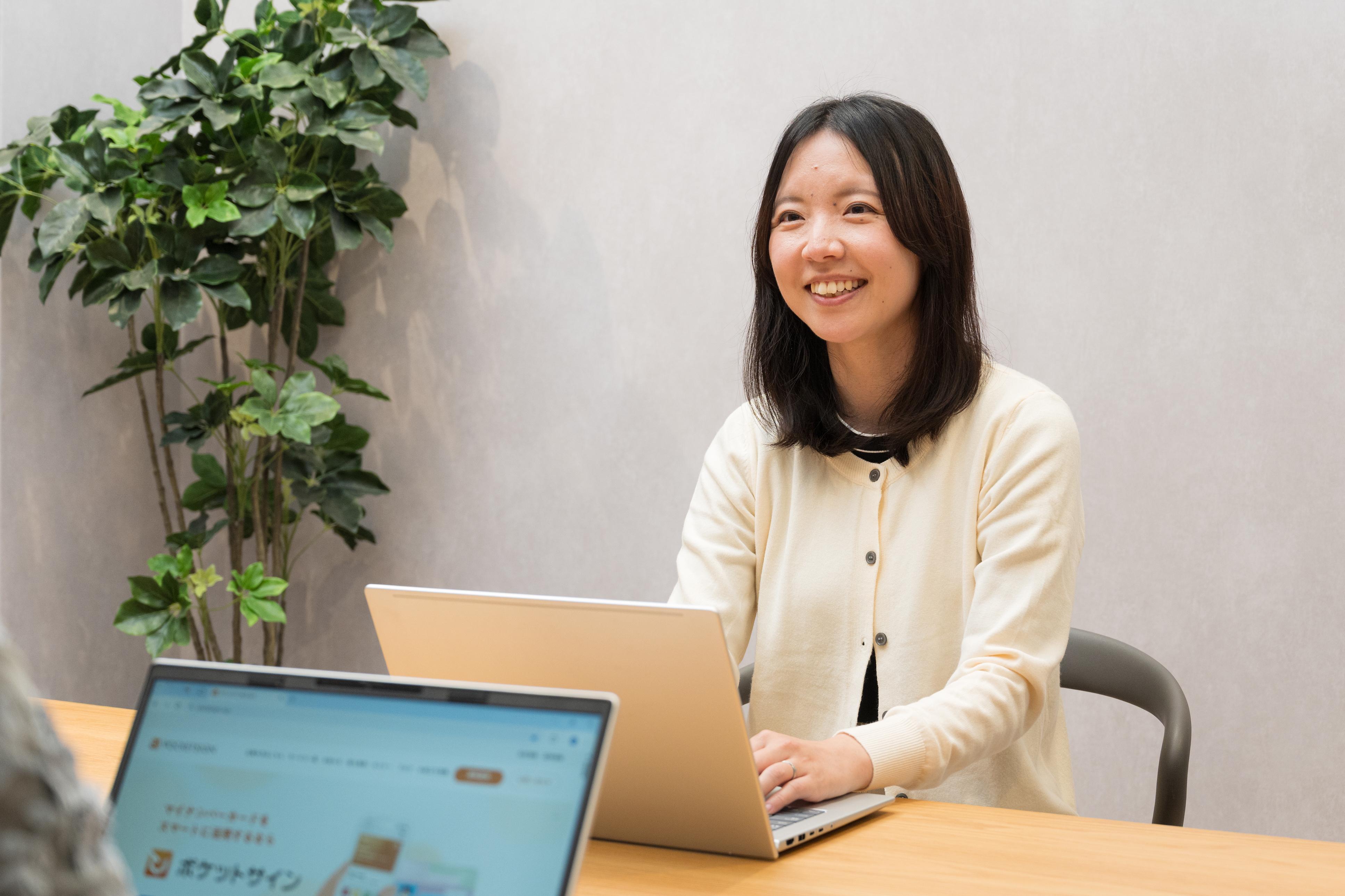 同社は、「リアルとデジタルがシームレスに繋がる未来の日常を」とのビジョンに向け、国の公的個人認証サービス（JPKI）を活用し、デジタル空間においてマイナンバーカードに紐づく個人認証を実現するプロダクト/サービスを提供している。